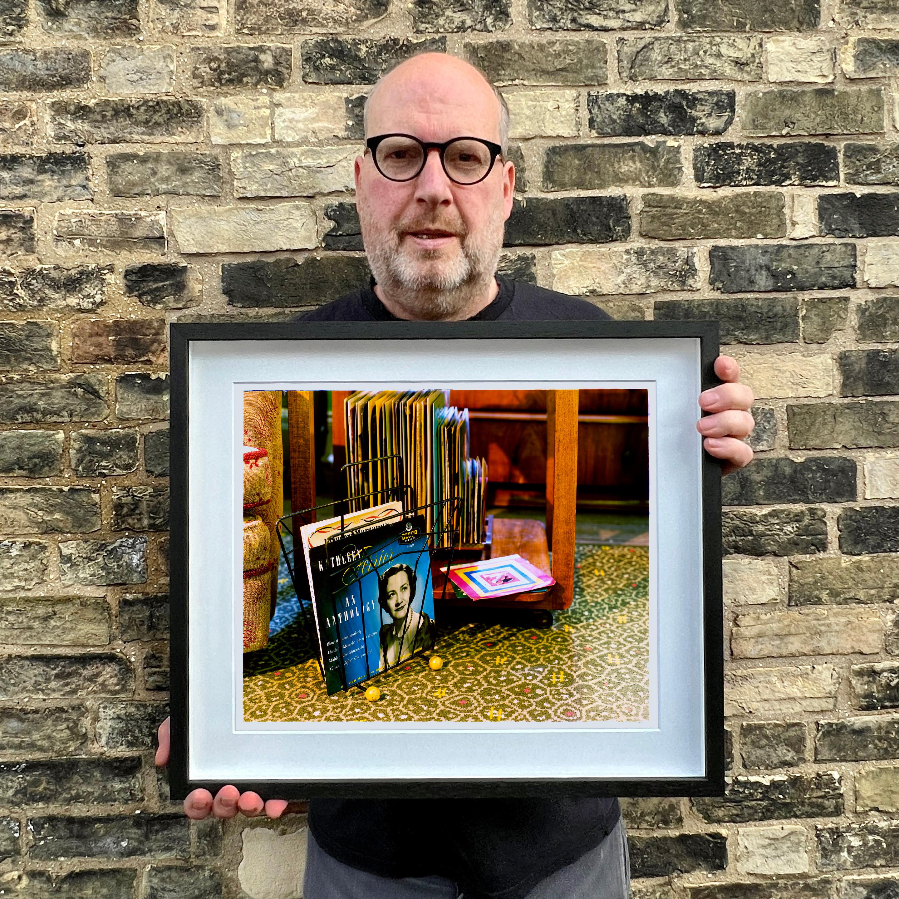 Vinyl-Plattenkollektion, Stockton-on-Tees – britisches Vintage-Interieur-Farbfoto (Braun), Interior Print, von Richard Heeps