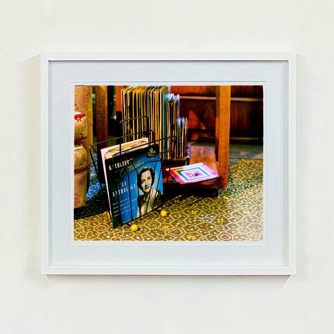 Vinyl Collection, Vintage-Innenaufnahmen aus Richard Heeps Serie Forward to the Past. Richard wurde vom Preston Hall Museum in Stockton-on-Tees beauftragt, das Museum vor der Renovierung zu dokumentieren, wo er Vignetten des Lebens mit einem Sinn