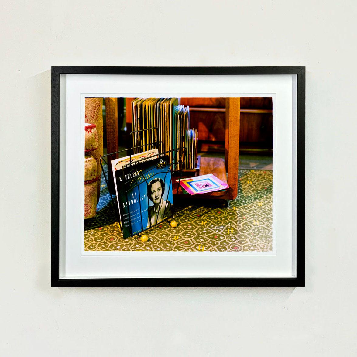 Vinyl-Plattenkollektion, Stockton-on-Tees – britisches Vintage-Interieur-Farbfoto im Angebot 2