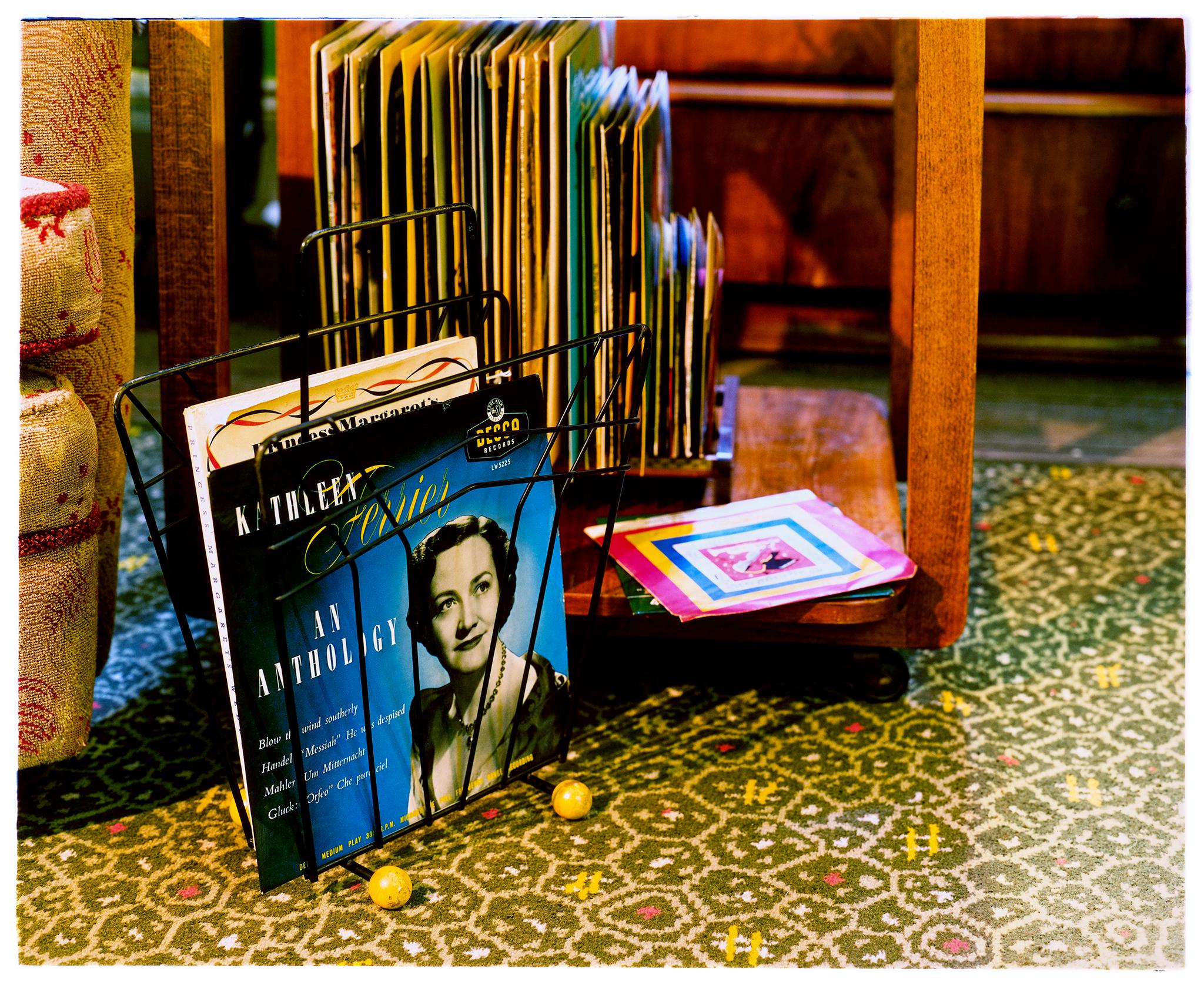 Richard Heeps Interior Print – Vinyl-Plattenkollektion, Stockton-on-Tees – britisches Vintage-Interieur-Farbfoto