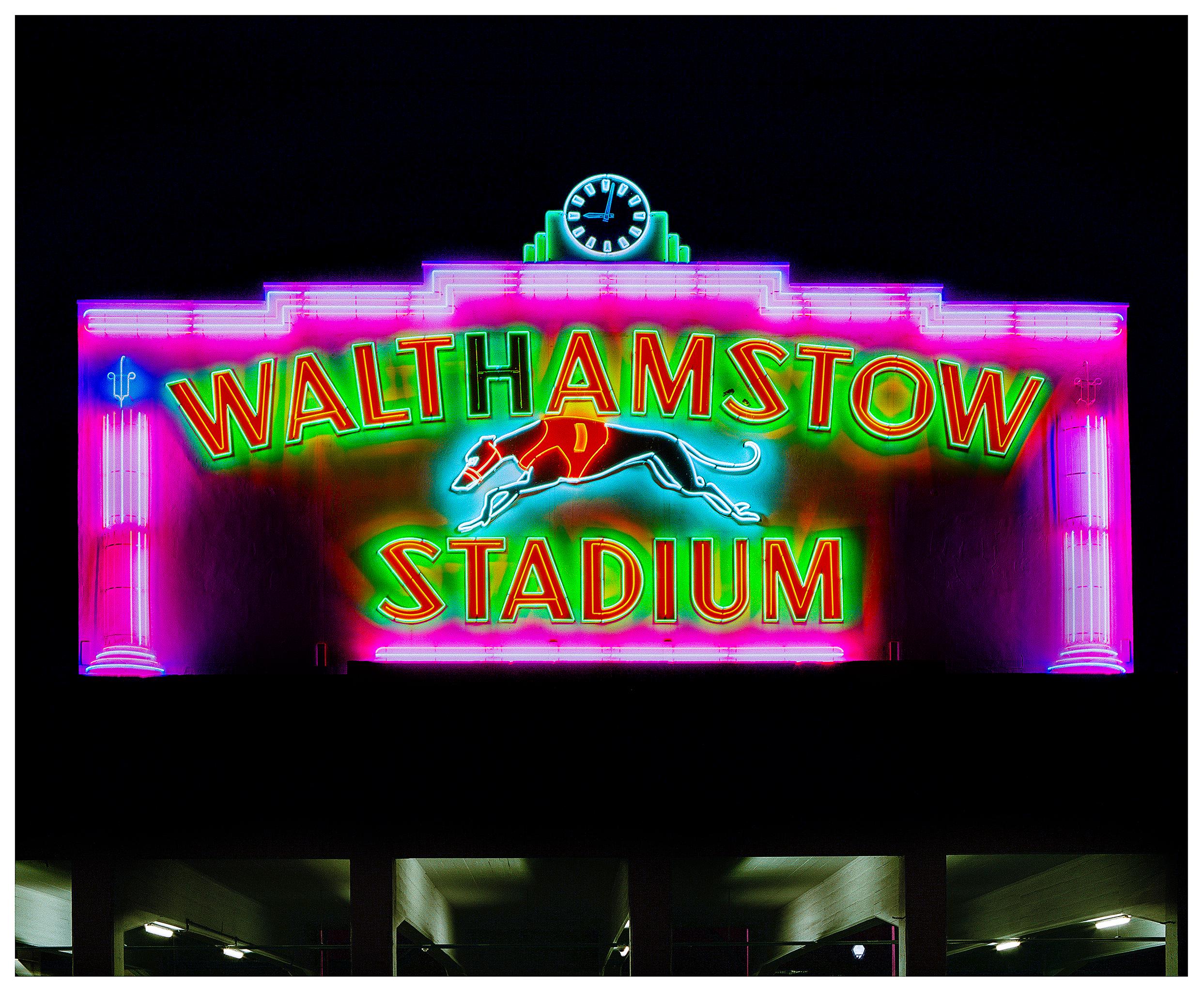Le stade de Walthamstow la nuit, Londres - Photographie en couleur d'un panneau de signalisation britannique