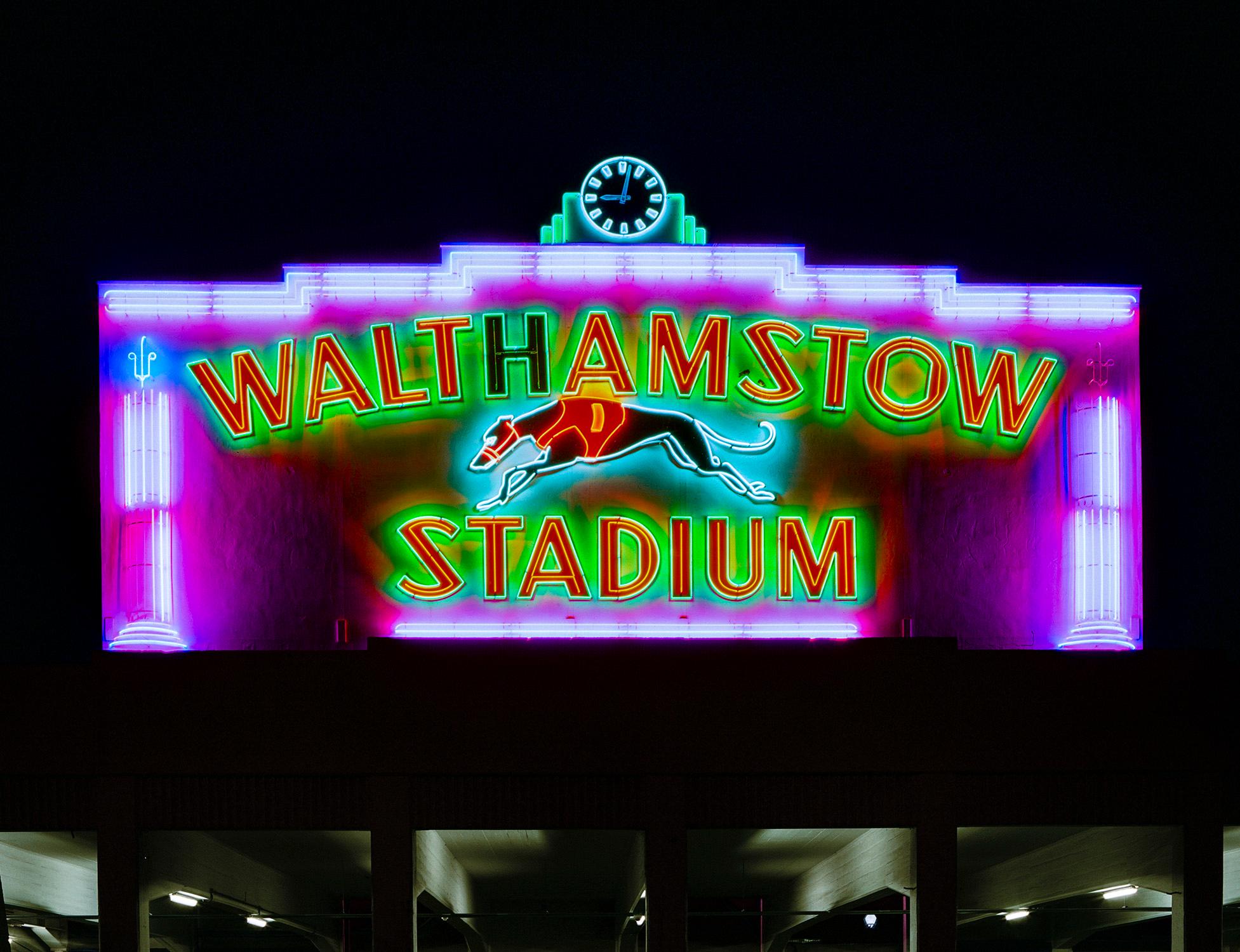 Richard Heeps Color Photograph – Walthamstow Stadium at Night, London – britische Farbfotografie mit Schild
