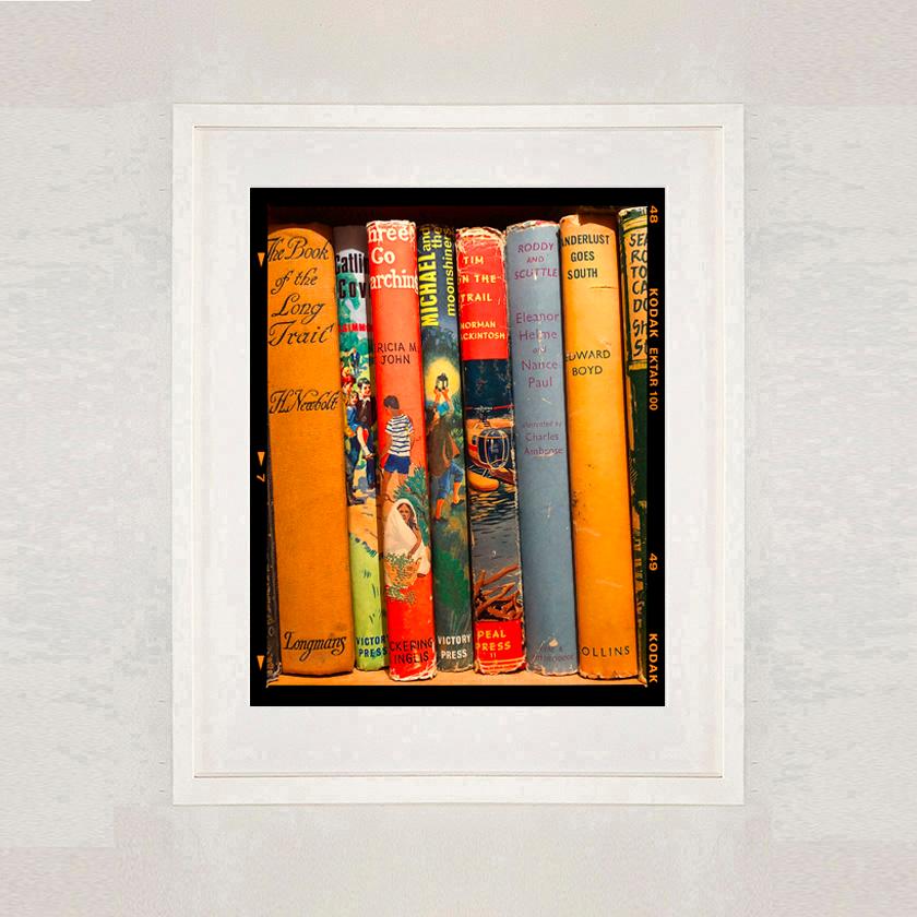 Wanderlust Goes South, photographie de dos de livres vintage tirée de la série Norfolk de Richard Heeps. Parcourir les boutiques de livres d'occasion lors de vacances au bord de la mer est toujours une joie, on ne sait jamais ce que l'on peut