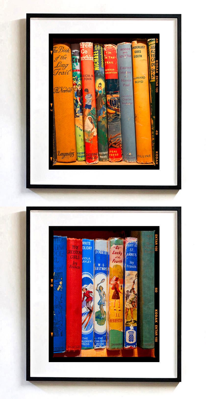Wanderlust Goes South, Norfolk - Photographie couleur de dos de livres anciens en vente 3