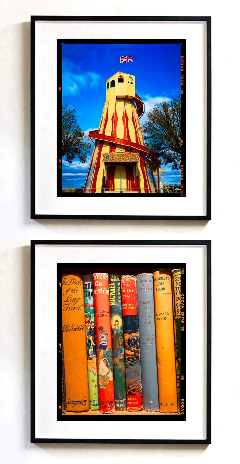 Wanderlust Goes South, Norfolk - Photographie couleur de dos de livres anciens en vente 5