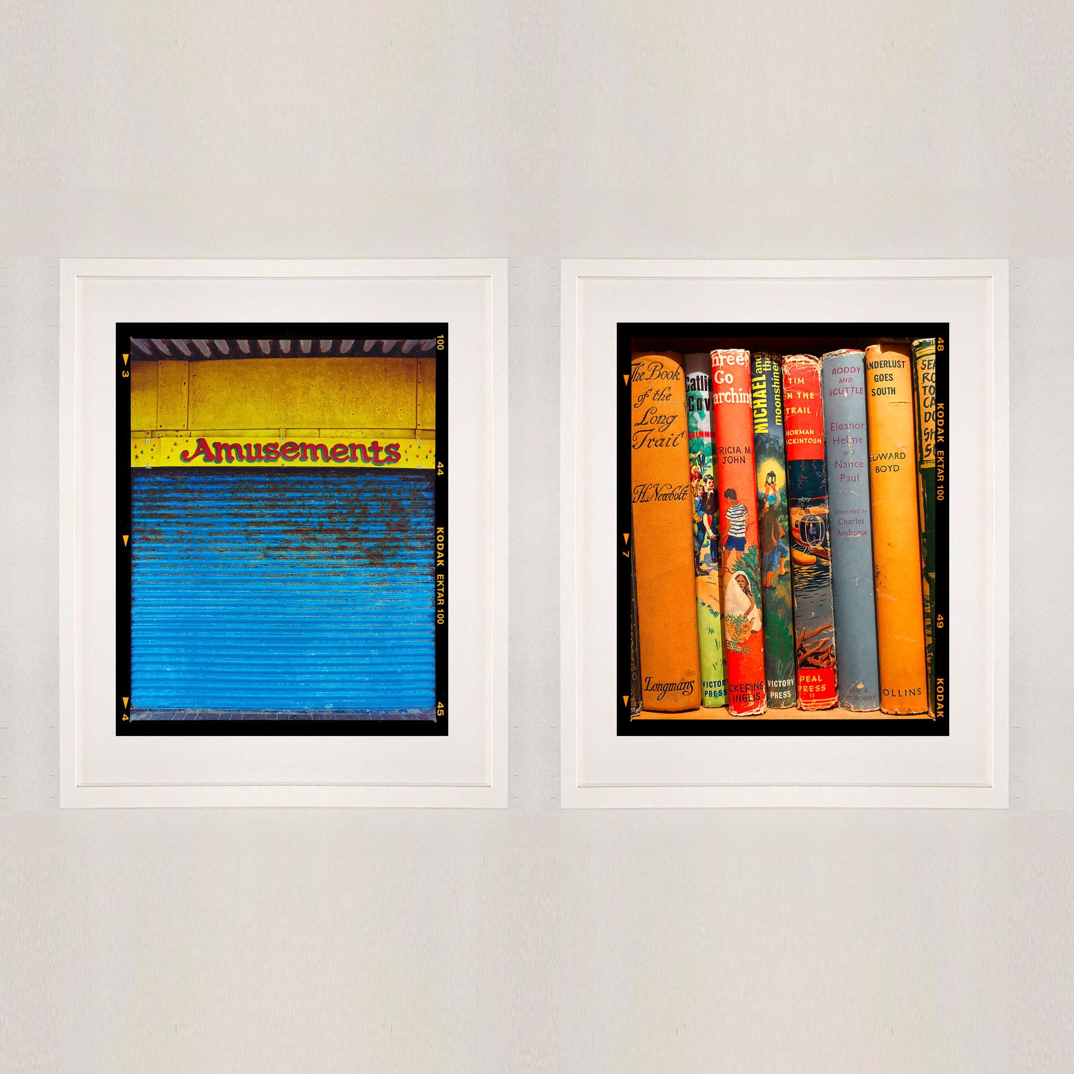 Wanderlust Goes South, Norfolk - Photographie couleur de dos de livres anciens en vente 6