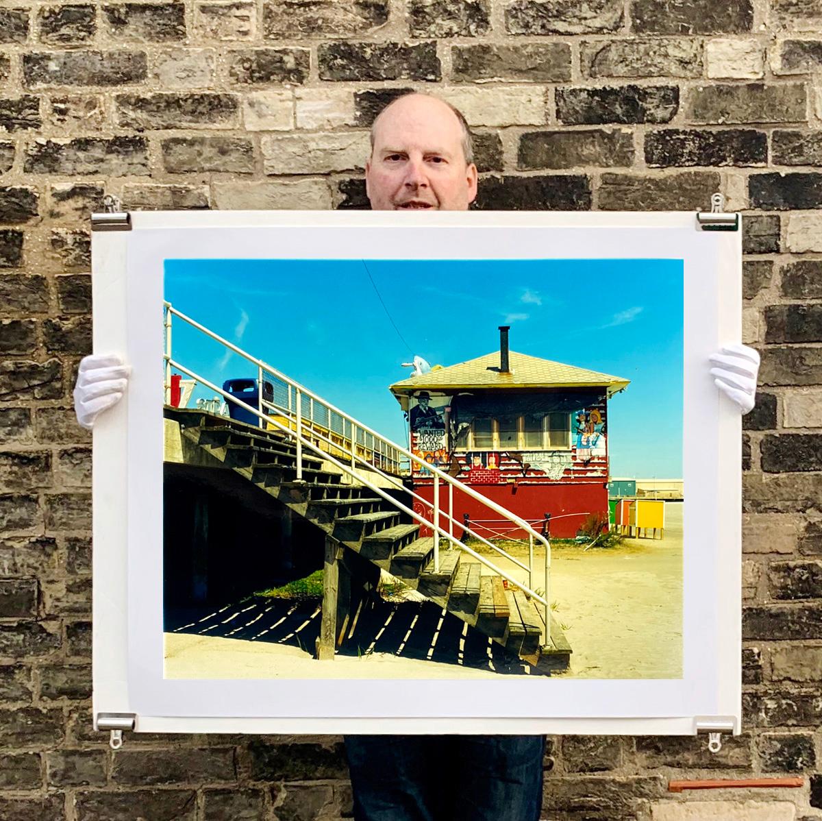 Cercasi, Wildwood, New Jersey - Fotografia costiera americana a colori - Landscape Photograph Blu di Richard Heeps