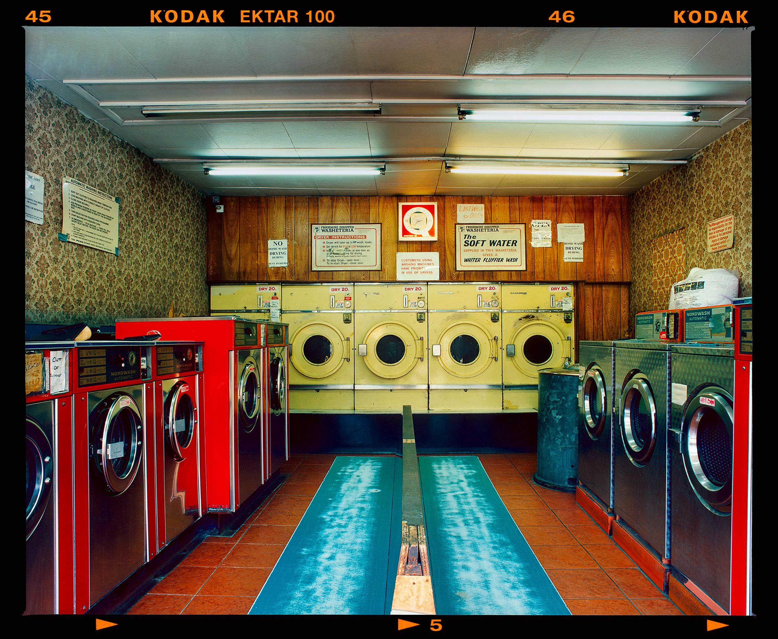 Richard Heeps Color Photograph – Washeteria Looking In, London - Vintage Interieur Farbfotografie gerahmt