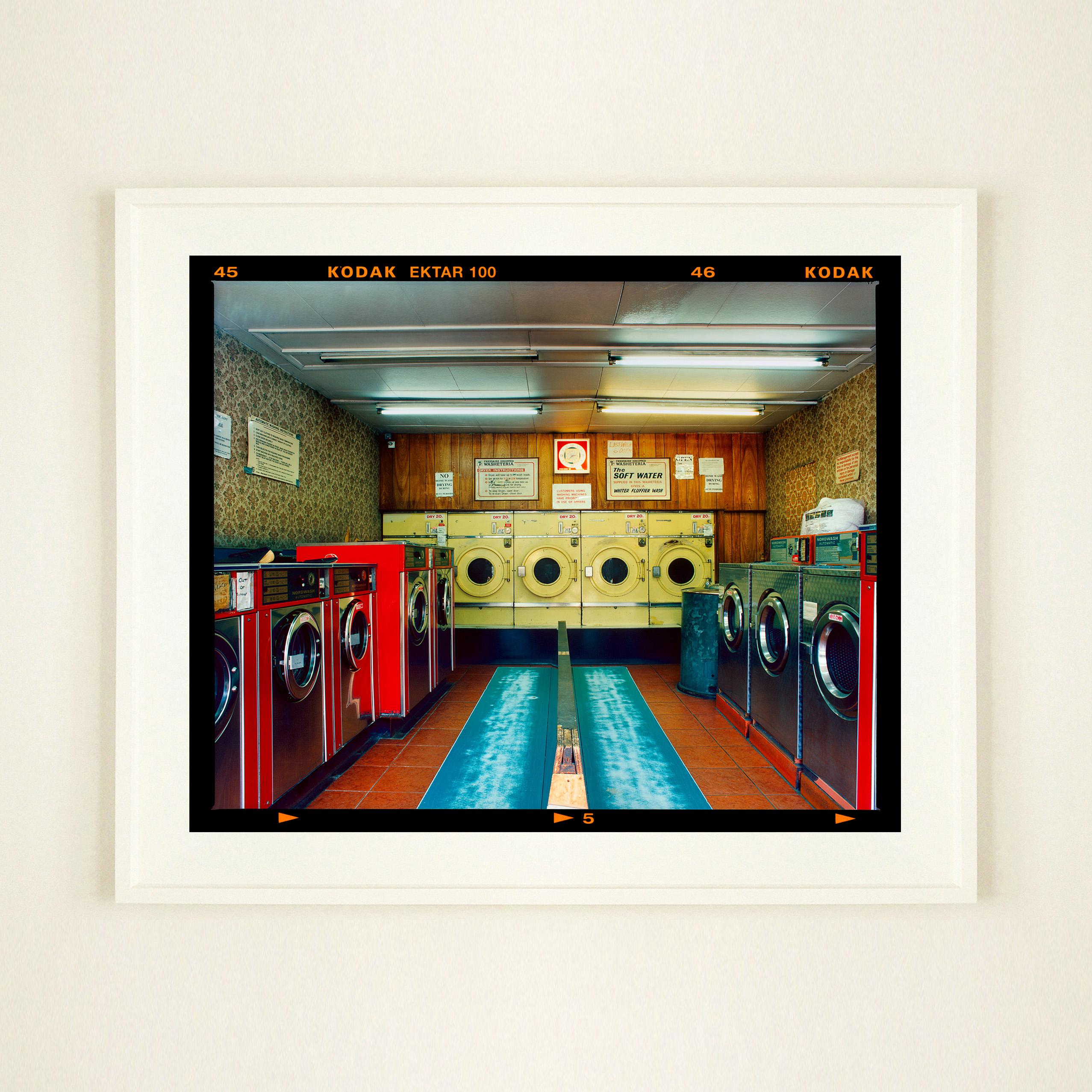 Washeteria Looking In, London – Vintage-Einrichtungsfotografie (Schwarz), Interior Print, von Richard Heeps