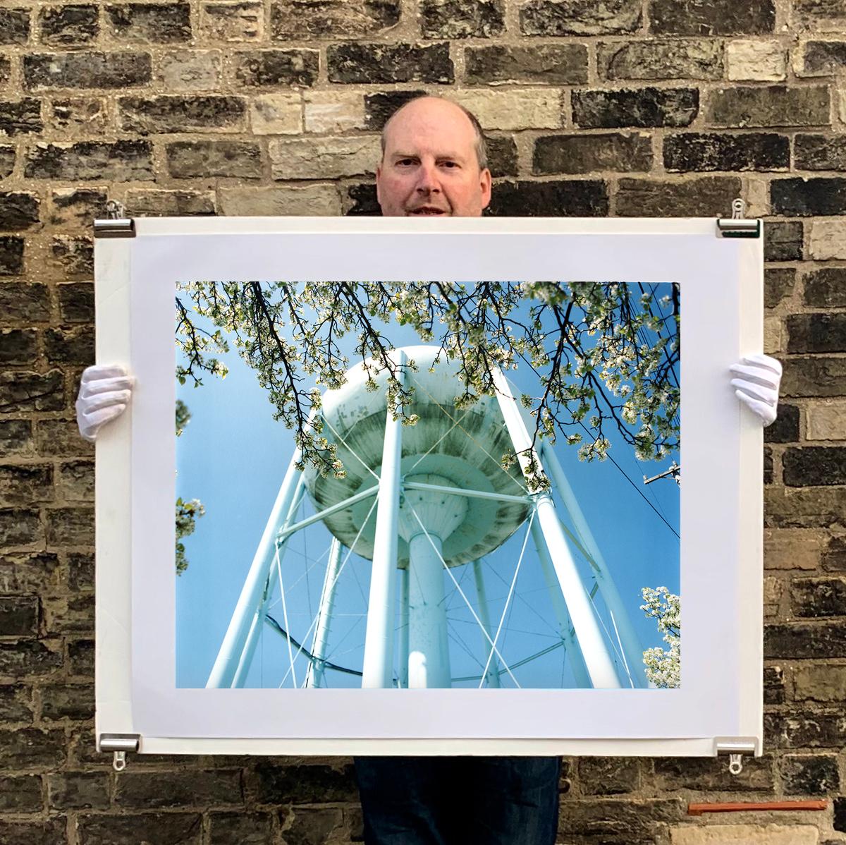 Wasserturm in Blüte, Wildholz, New Jersey – Struktur, Farbfotografie (Zeitgenössisch), Photograph, von Richard Heeps