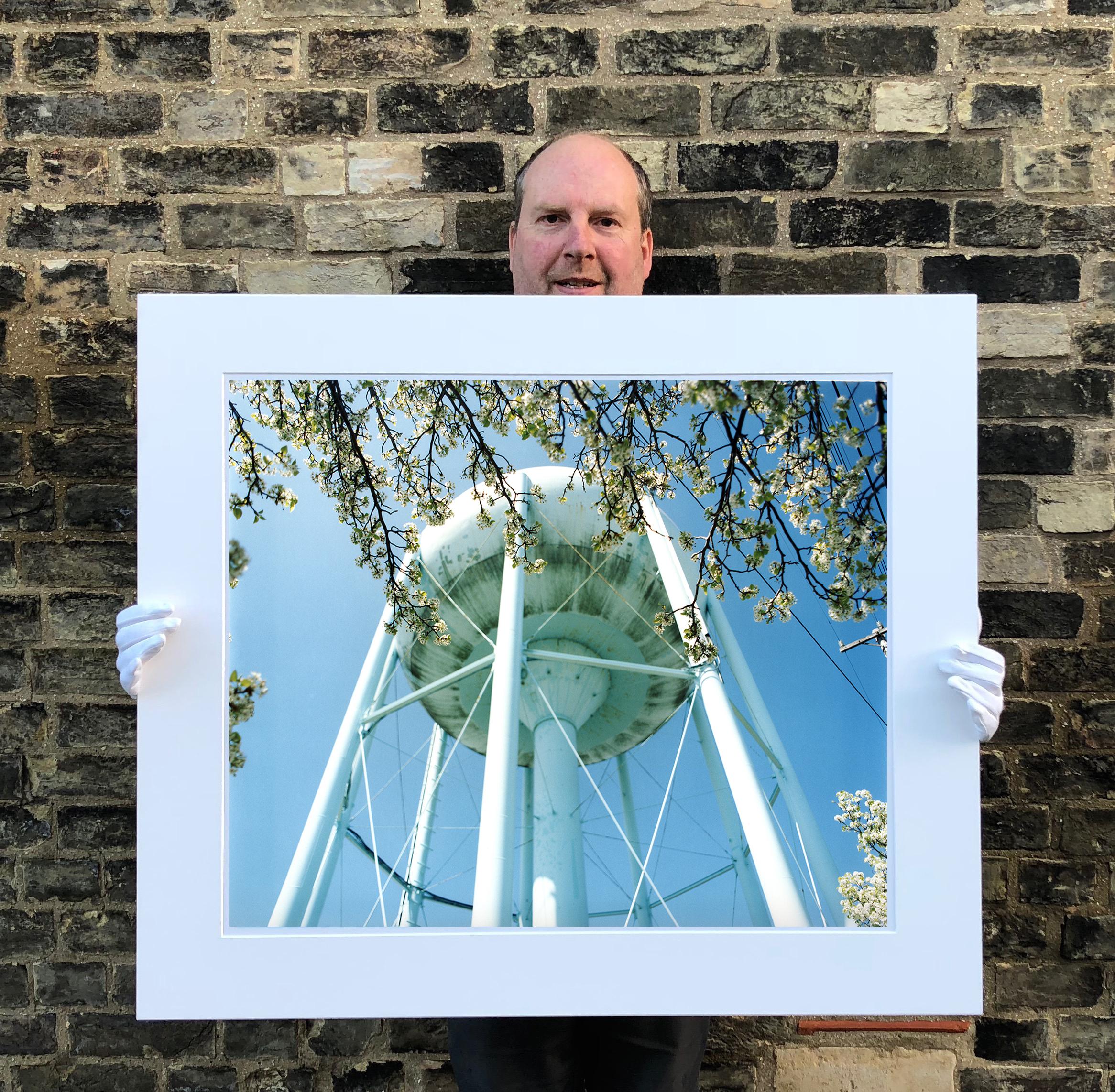 Wasserturm in Blüte, Wildholz, New Jersey – Struktur, Farbfotografie (Blau), Color Photograph, von Richard Heeps