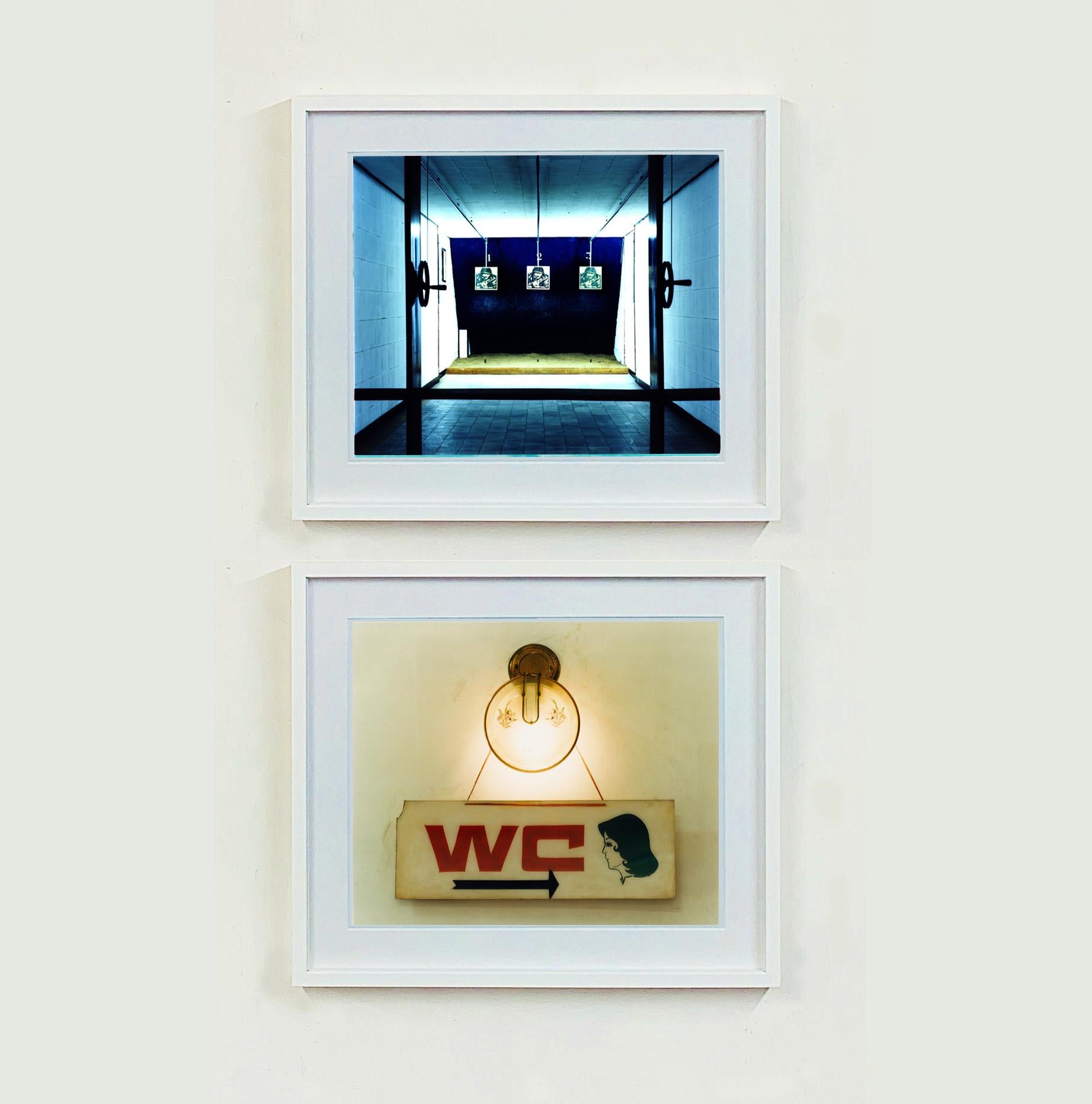 WC, ein kitschiges Retro-Vintage-Schild, aufgenommen in Ho-Chi-Minh-Stadt, Vietnam.

Dieses Kunstwerk ist eine limitierte Auflage von 25 glänzenden Fotodrucken, trocken auf Aluminium aufgezogen, in einem weißen Fensterrahmen aus Museumskarton und