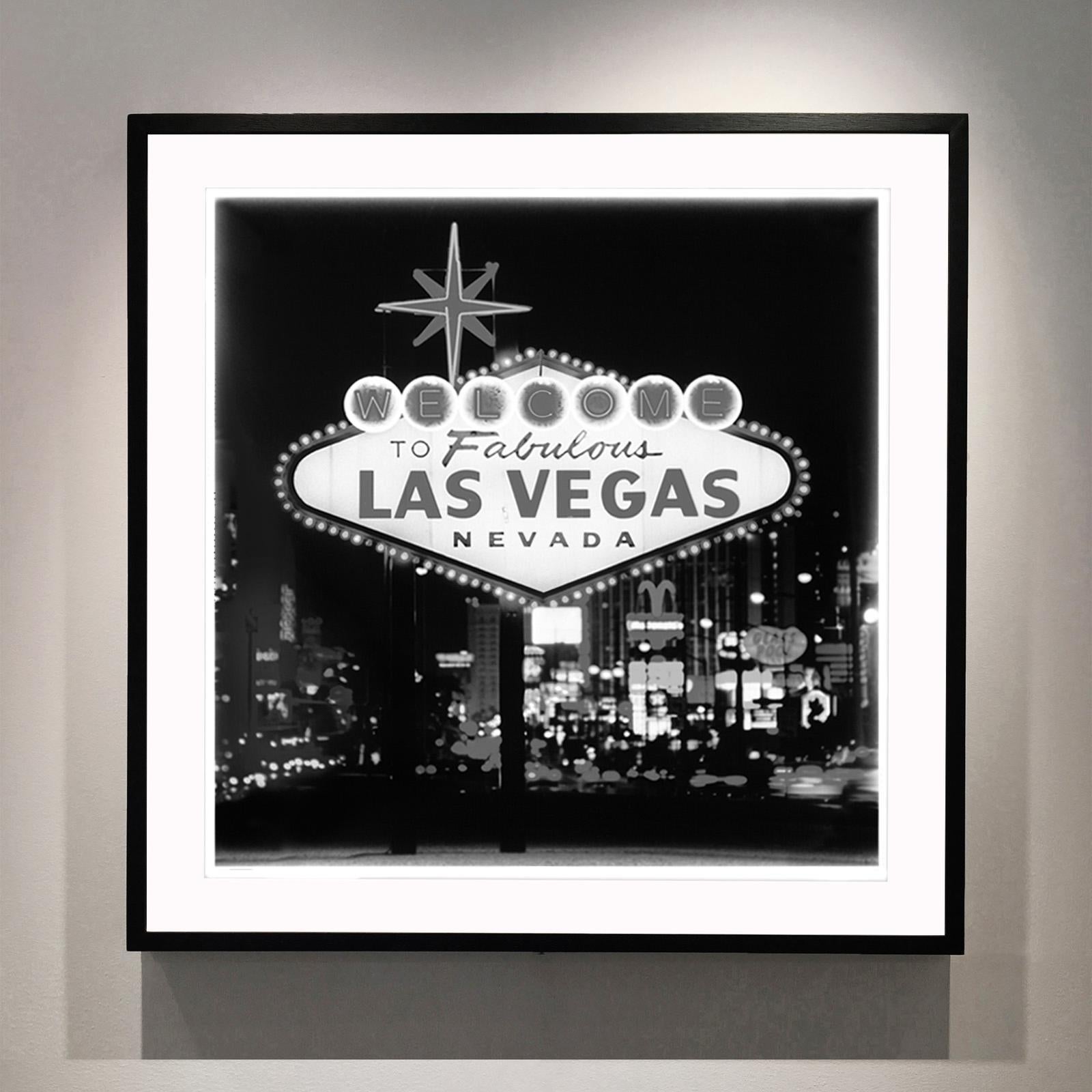 Welcome, Las Vegas - Photographie de carrés américains en noir et blanc - Noir Still-Life Photograph par Richard Heeps