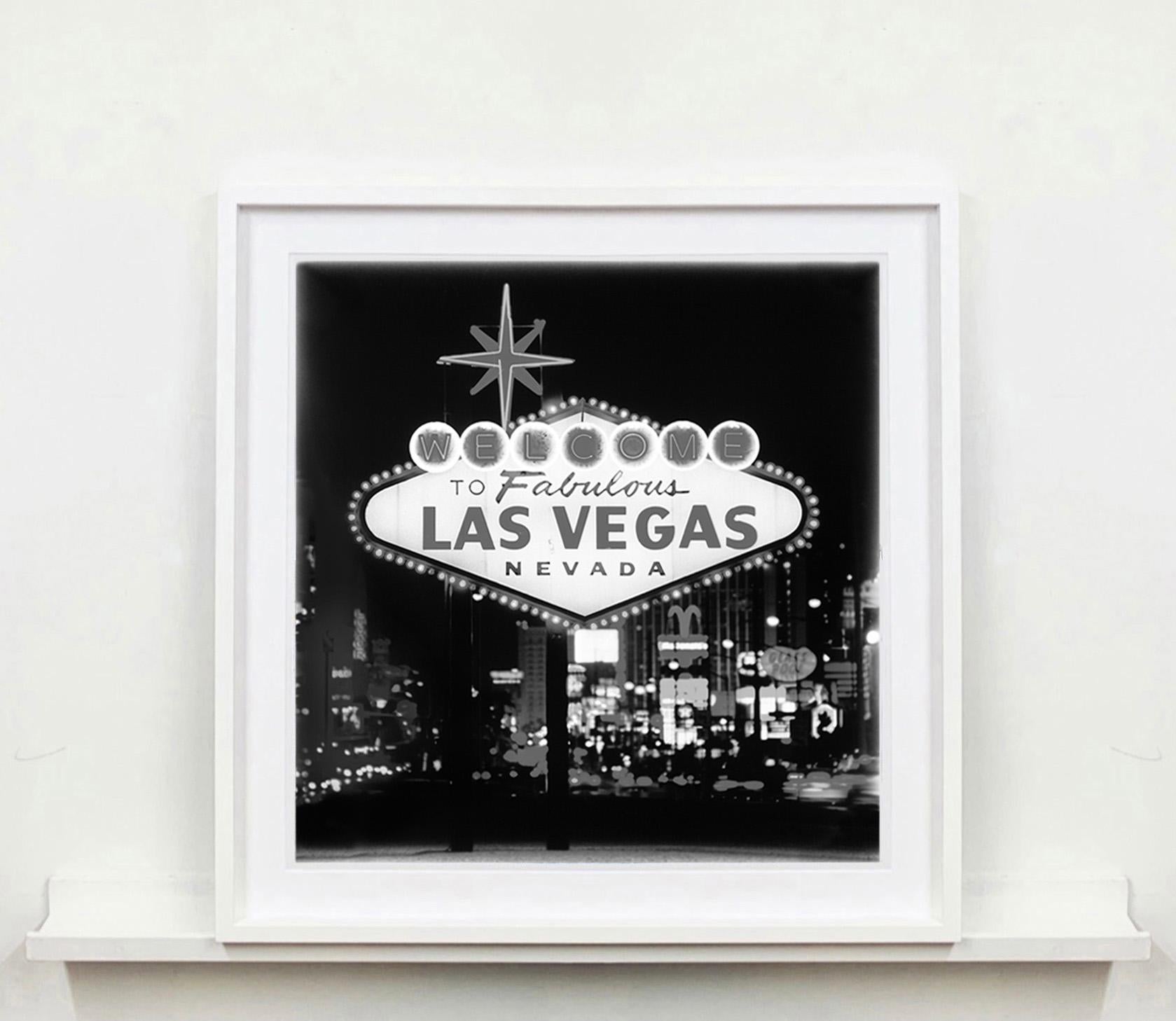 Willkommen, Las Vegas – amerikanische Schwarz-Weiß- Quadratische Fotografie in Schwarz-Weiß (Zeitgenössisch), Photograph, von Richard Heeps