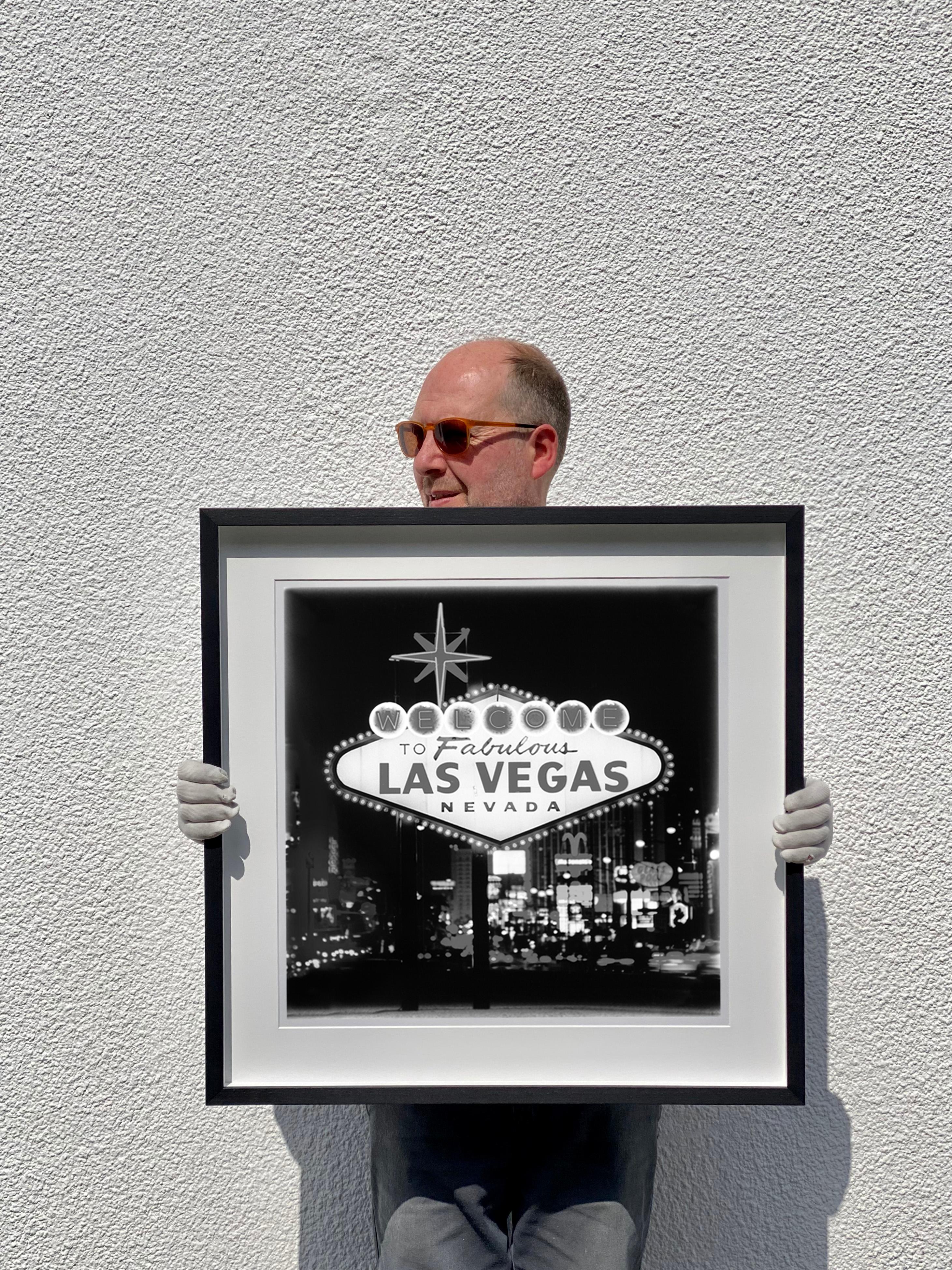 Welcome, Las Vegas - Photographie de carrés américains en noir et blanc en vente 1