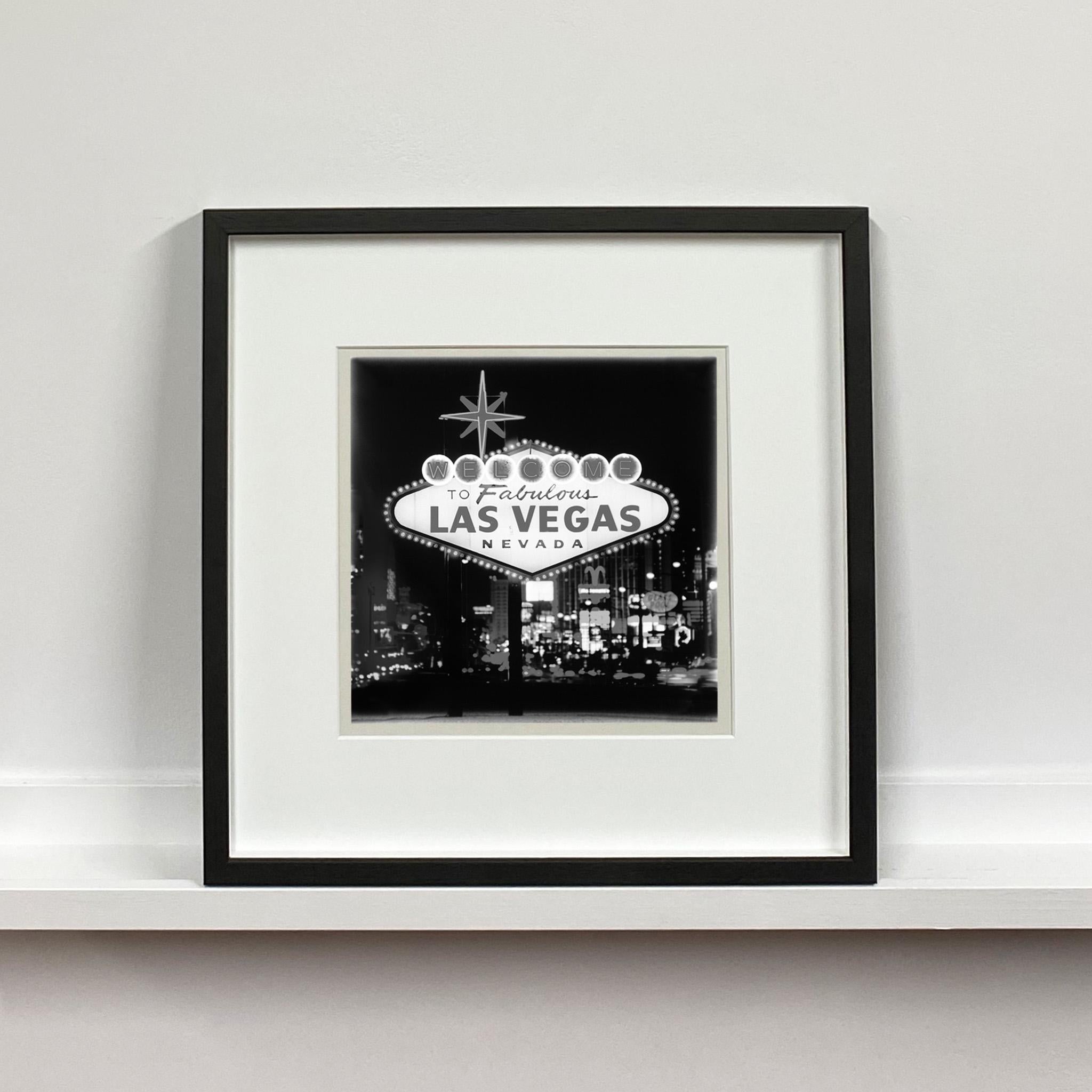 Welcome, Las Vegas - Photographie de carrés américains en noir et blanc en vente 3