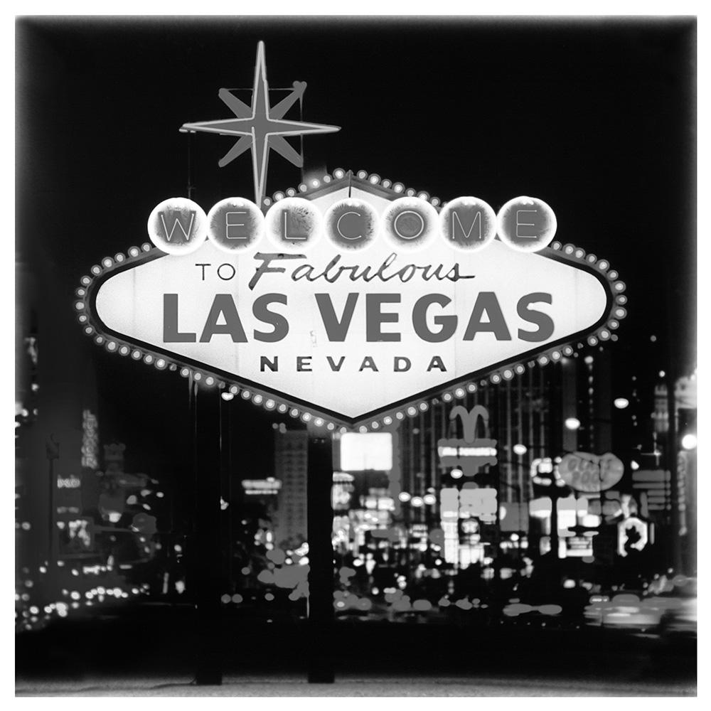 Richard Heeps Still-Life Photograph – Willkommen, Las Vegas – amerikanische Schwarz-Weiß- Quadratische Fotografie in Schwarz-Weiß