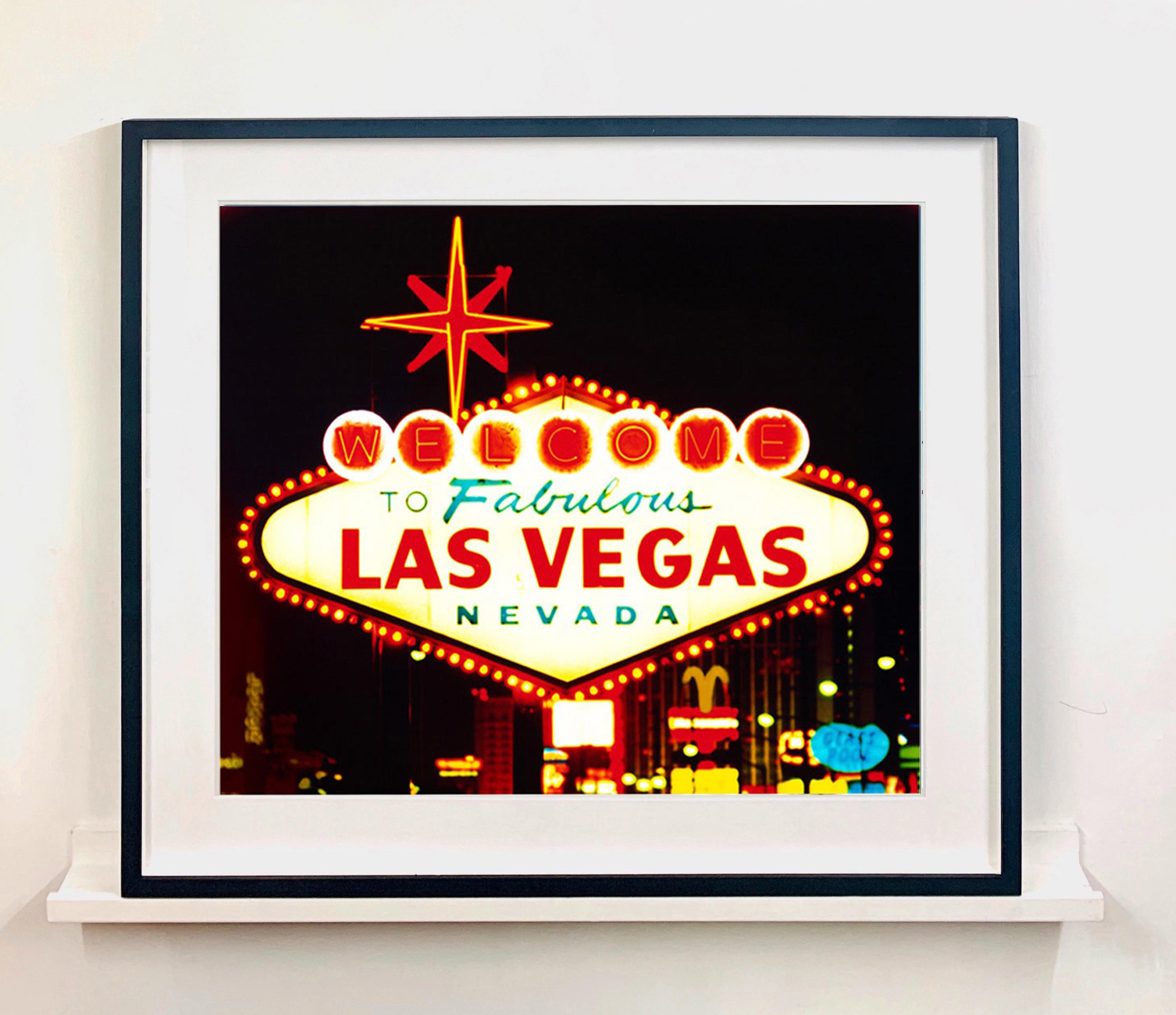 Willkommen, Las Vegas, Nevada – Americana Pop Art Farbfotografie – Print von Richard Heeps