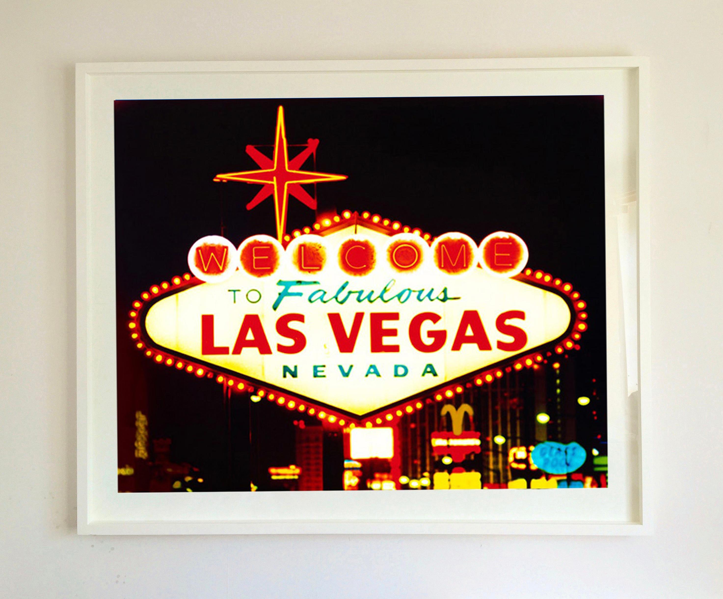 Willkommen, Las Vegas, Nevada – Americana Pop Art Farbfotografie (Pop-Art), Print, von Richard Heeps