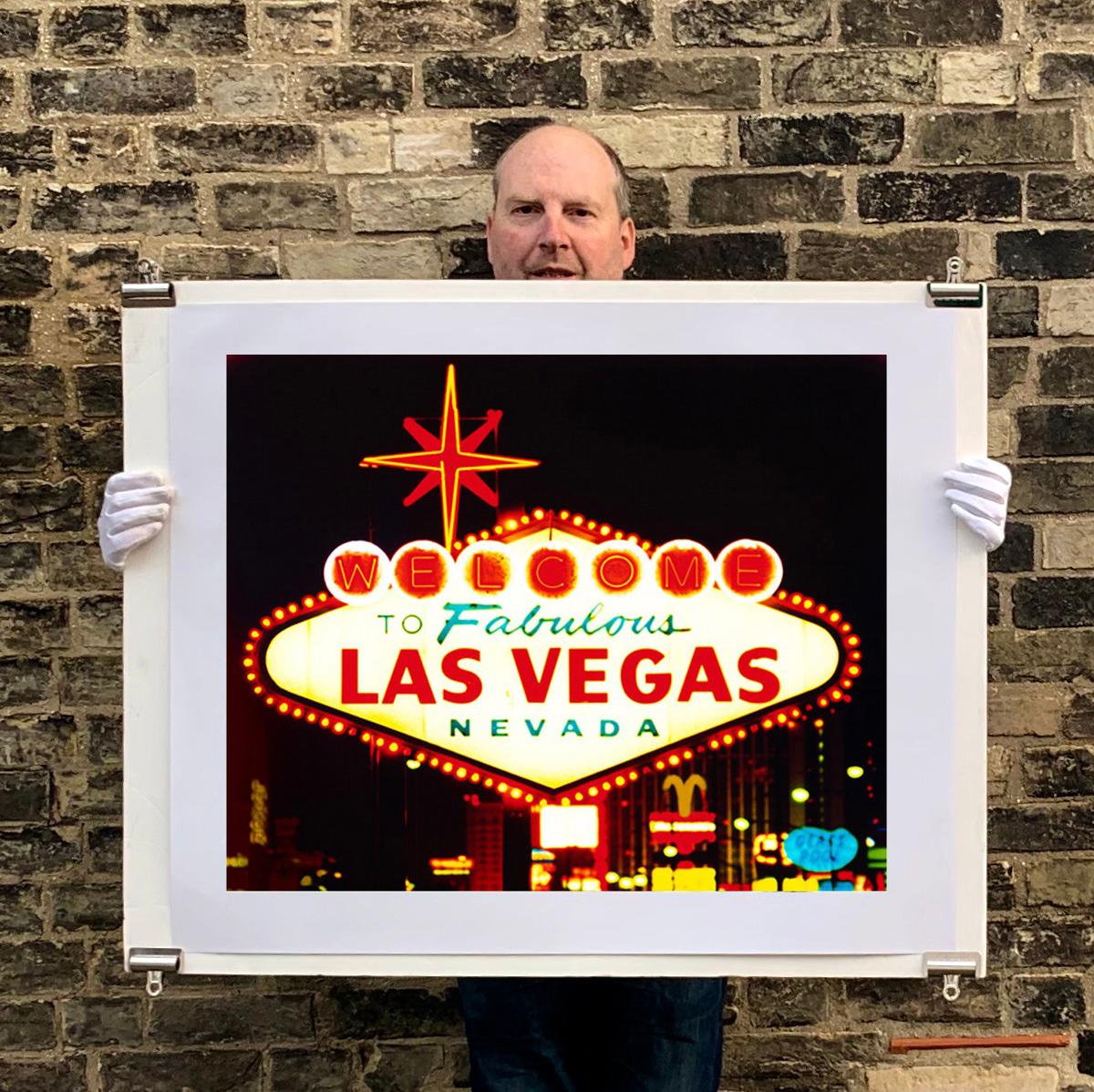 Willkommen, Las Vegas, Nevada – Americana Pop Art Farbfotografie (Schwarz), Print, von Richard Heeps