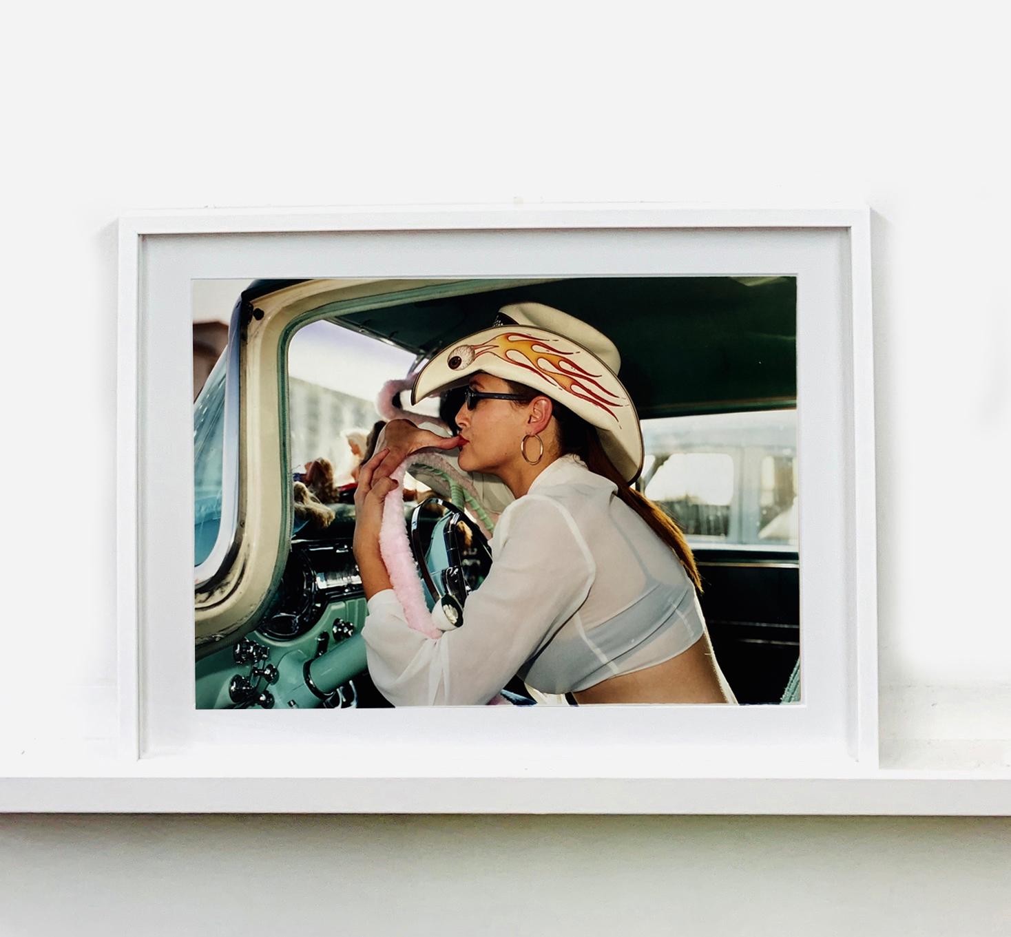 Wendy Flaming Eyeball, Las Vegas – Zeitgenössische Porträt-Farbfotografie (Braun), Color Photograph, von Richard Heeps