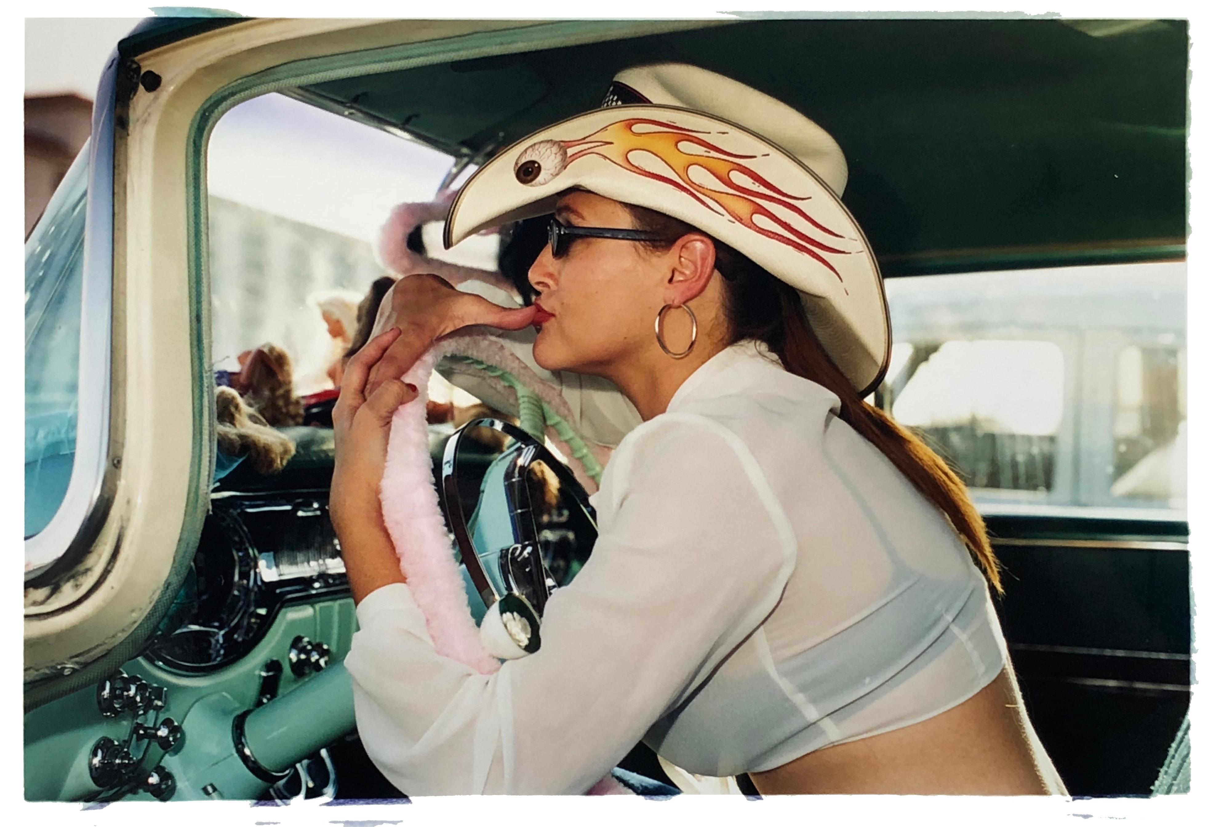 Richard Heeps Portrait Photograph – Wendy Flaming Eyeball, Las Vegas – Zeitgenössische Porträt-Farbfotografie