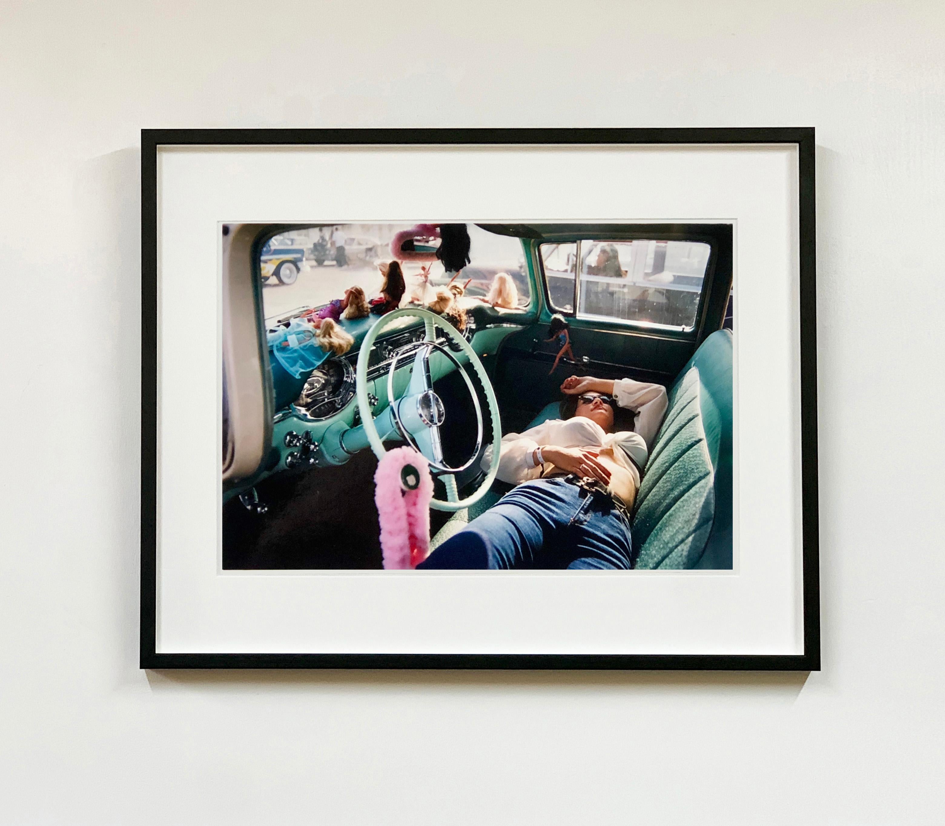 Wendy Resting, Las Vegas - Photographie couleur de portraits contemporains - Noir Portrait Photograph par Richard Heeps