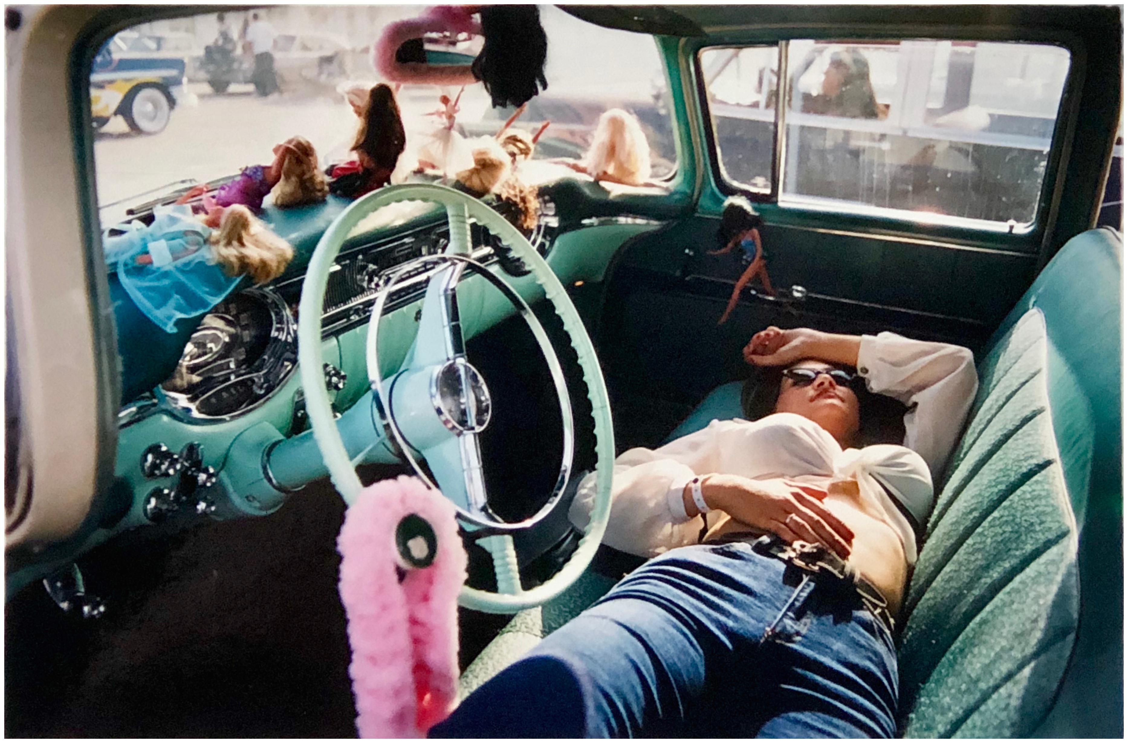 Portrait Photograph Richard Heeps - Wendy Resting, Las Vegas - Photographie couleur de portraits contemporains