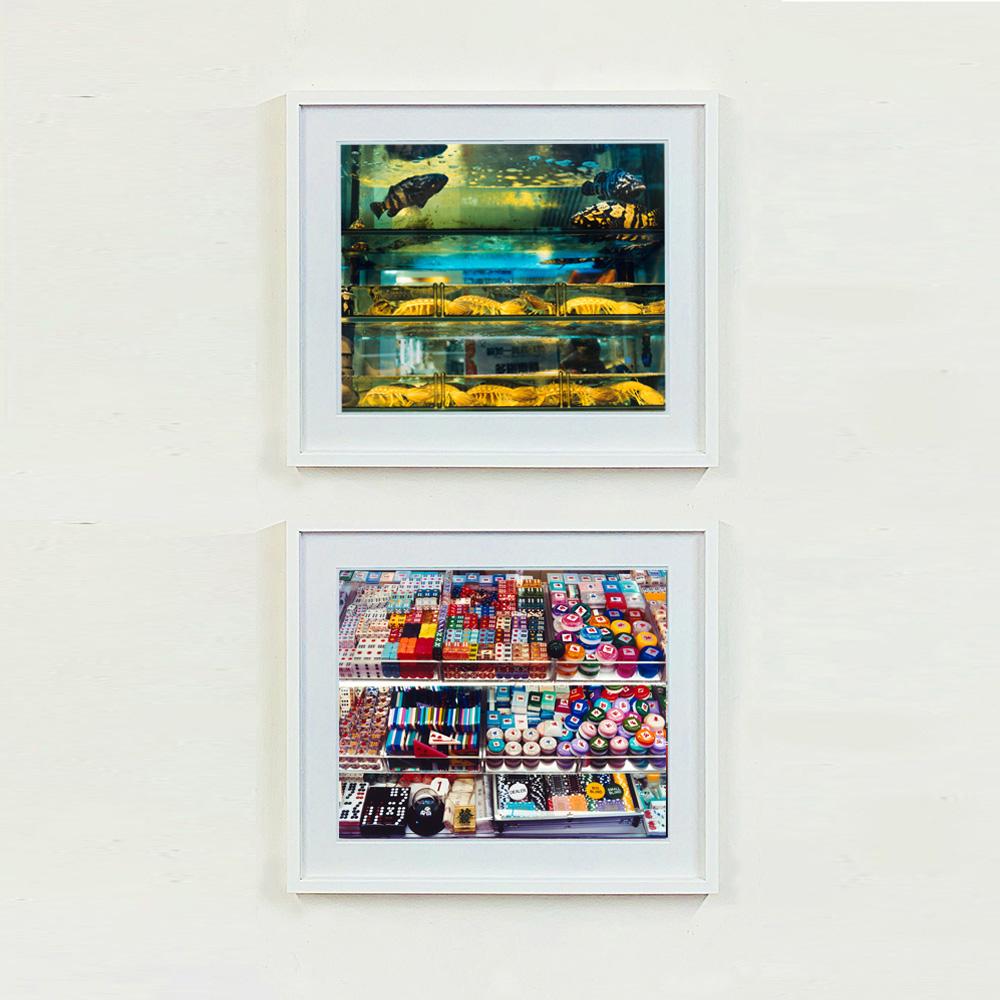 Wet Market, Kowloon, Hongkong – Asiatische Farbfotografie in Fischenform (Schwarz), Print, von Richard Heeps
