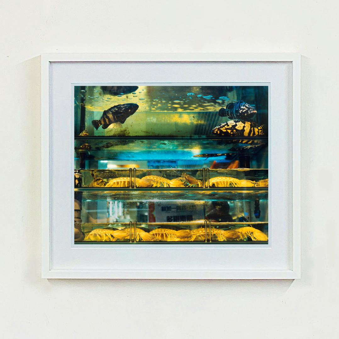 Wet Market, Straßenfotografie aus Richard Heeps Serie The Streets of Hong Kong. Richards Ziel für seine City-Serie ist es, den Fingerabdruck eines Ortes darzustellen. In diesem Fall ist der Wet Market eine Metapher für das vielschichtige Leben, das