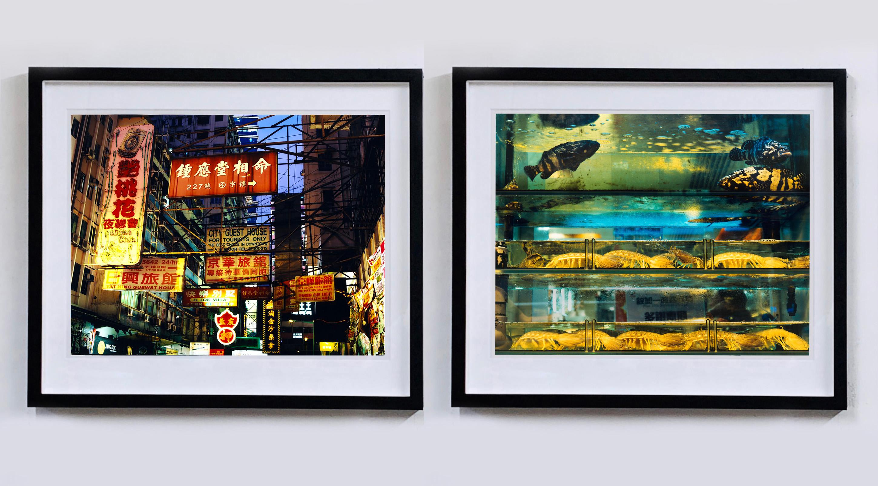 Wet Market, Kowloon, Hongkong – Asiatische Farbfotografie in Fischenform im Angebot 1