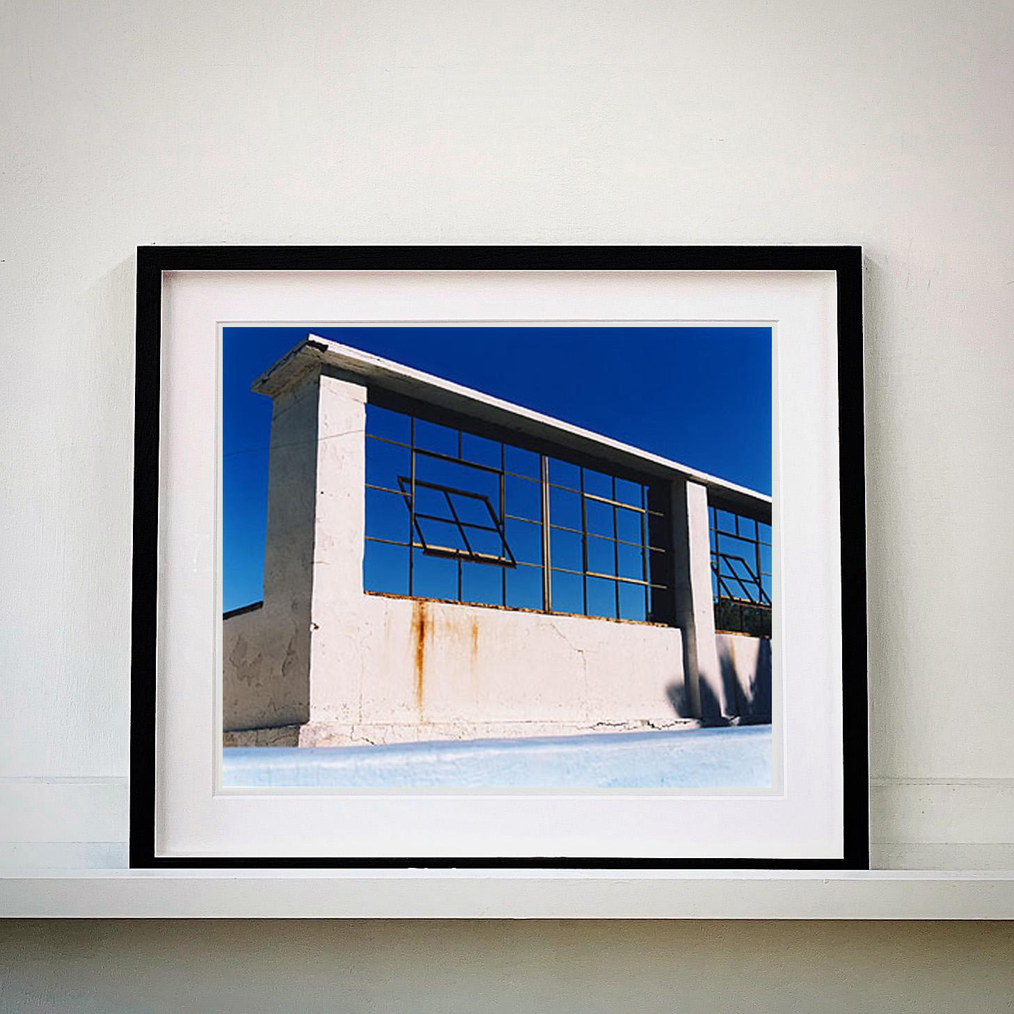 Fenster der Welt, Zzyzx Resort-Pool, Soda Dry Lake, Kalifornien – Farbfoto – Print von Richard Heeps
