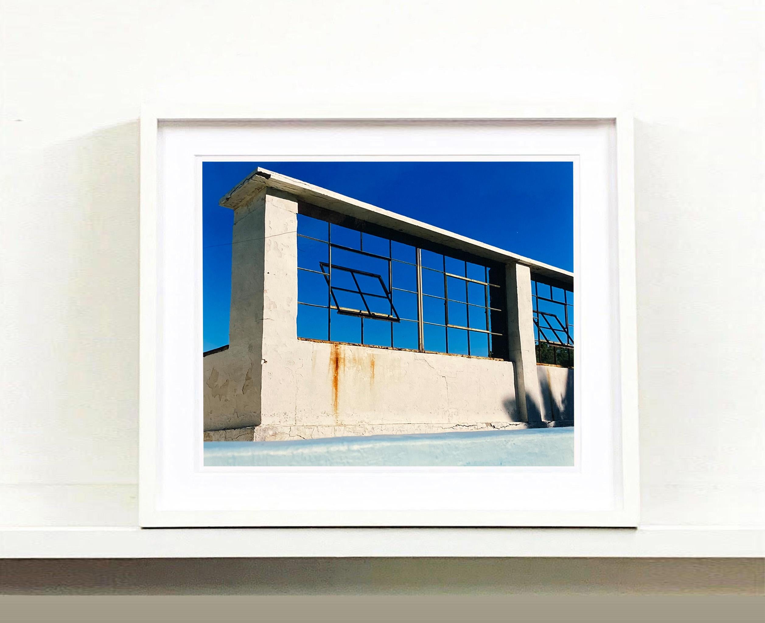 Fenster der Welt, Zzyzx Resort-Pool, Soda Dry Lake, Kalifornien – Farbfoto (Zeitgenössisch), Print, von Richard Heeps