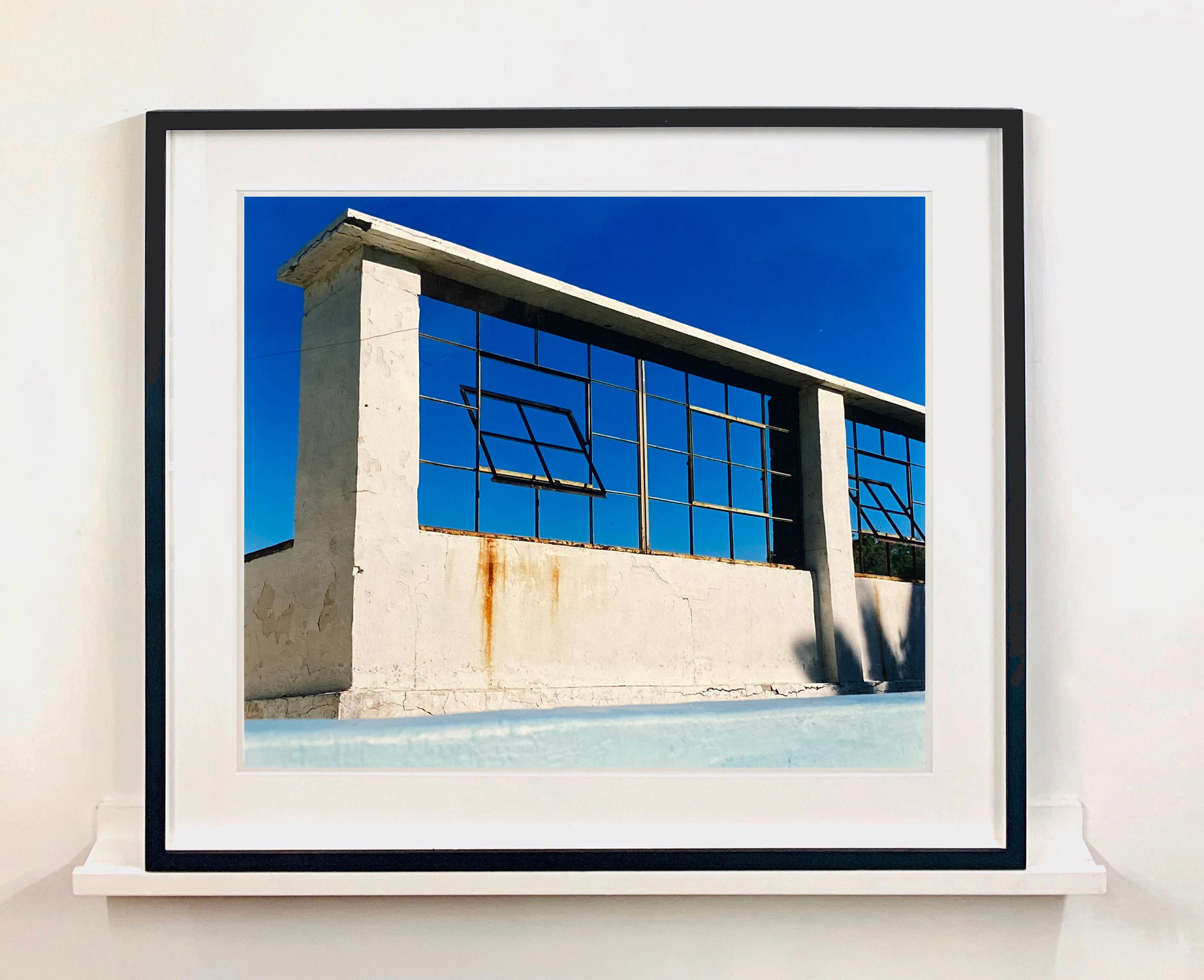 Fenster der Welt, Zzyzx Resort-Pool, Soda Dry Lake, Kalifornien – Farbfoto (Zeitgenössisch), Photograph, von Richard Heeps