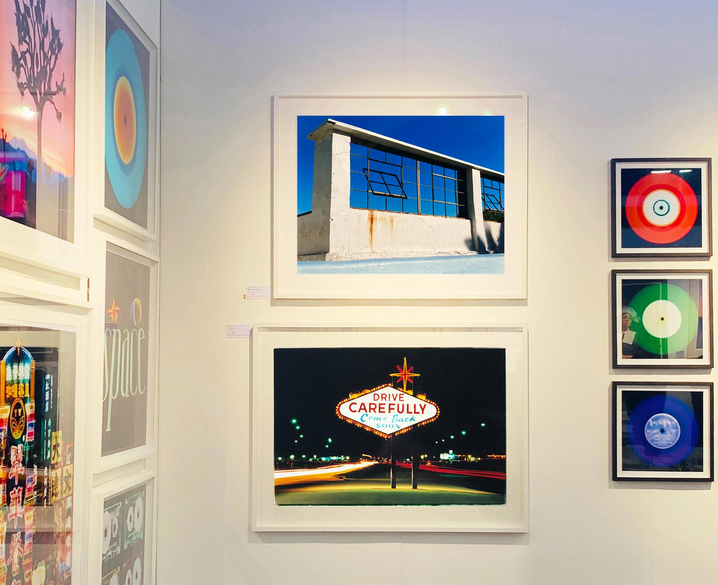 Fenster der Welt, Zzyzx Resort-Pool, Soda Dry Lake, Kalifornien – Farbfoto (Blau), Color Photograph, von Richard Heeps