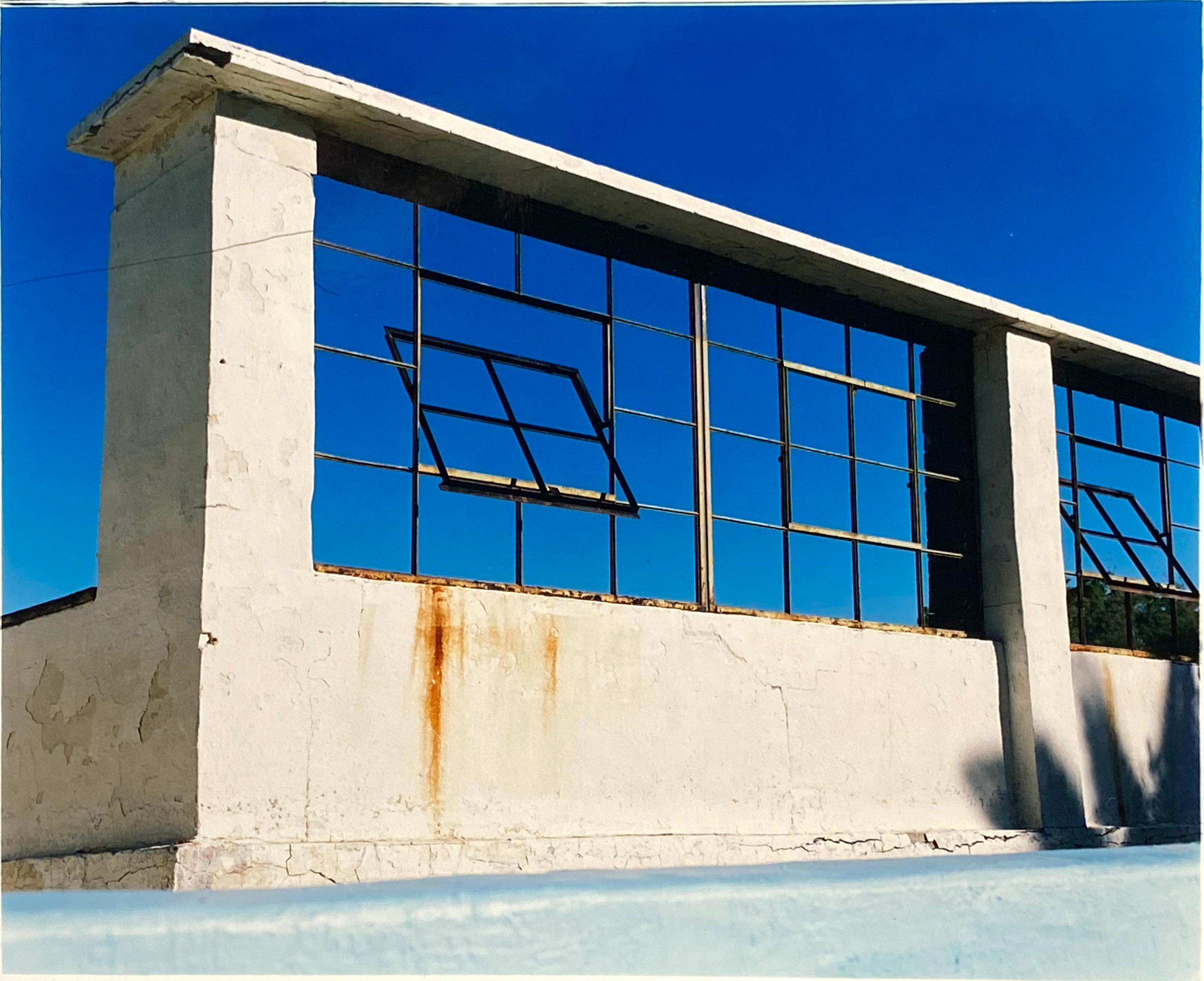 Richard Heeps Print – Fenster der Welt, Zzyzx Resort-Pool, Soda Dry Lake, Kalifornien – Farbfoto