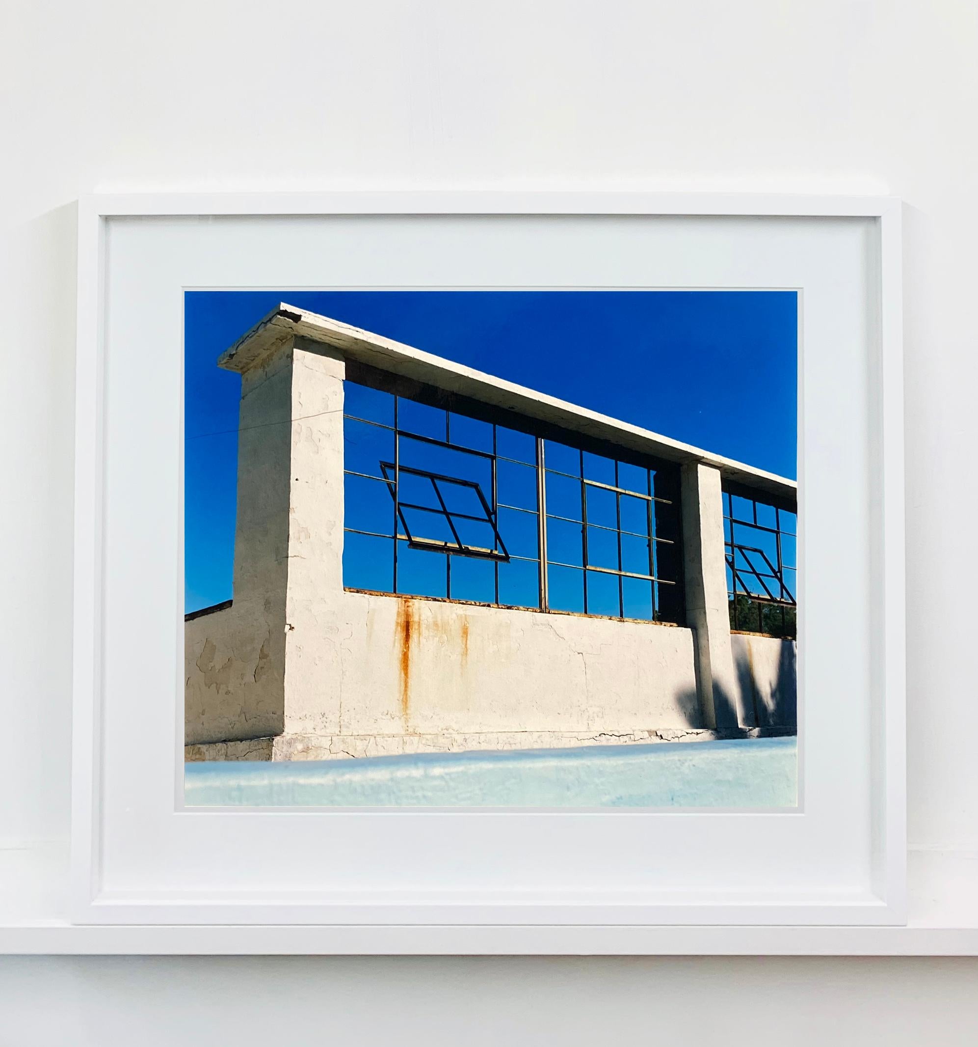 Fenster der Welt, Zzyzx Resort-Pool, Soda Dry Lake, Kalifornien  – Photograph von Richard Heeps