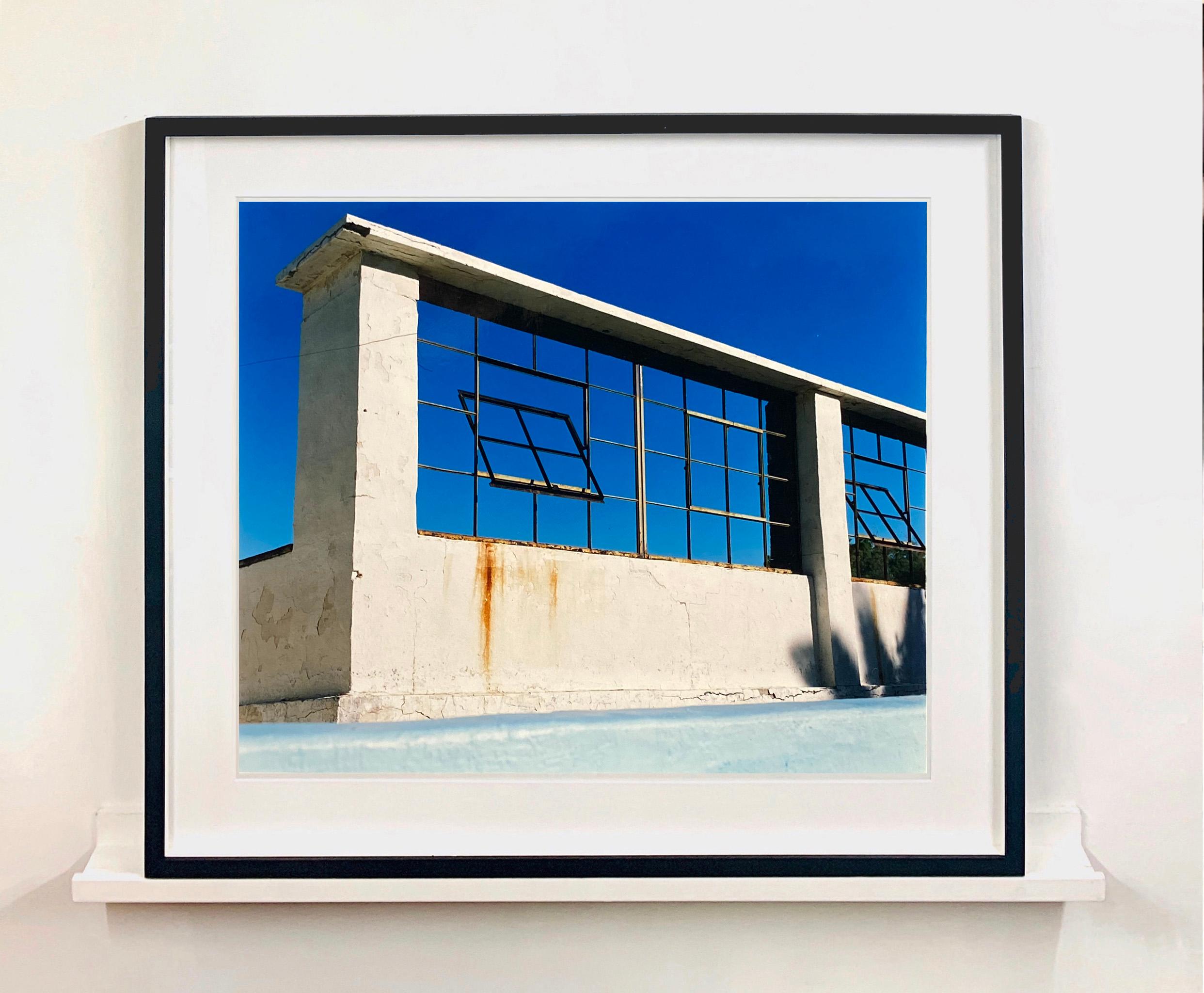 Fenster der Welt, Zzyzx Resort-Pool, Soda Dry Lake, Kalifornien  (Zeitgenössisch), Photograph, von Richard Heeps