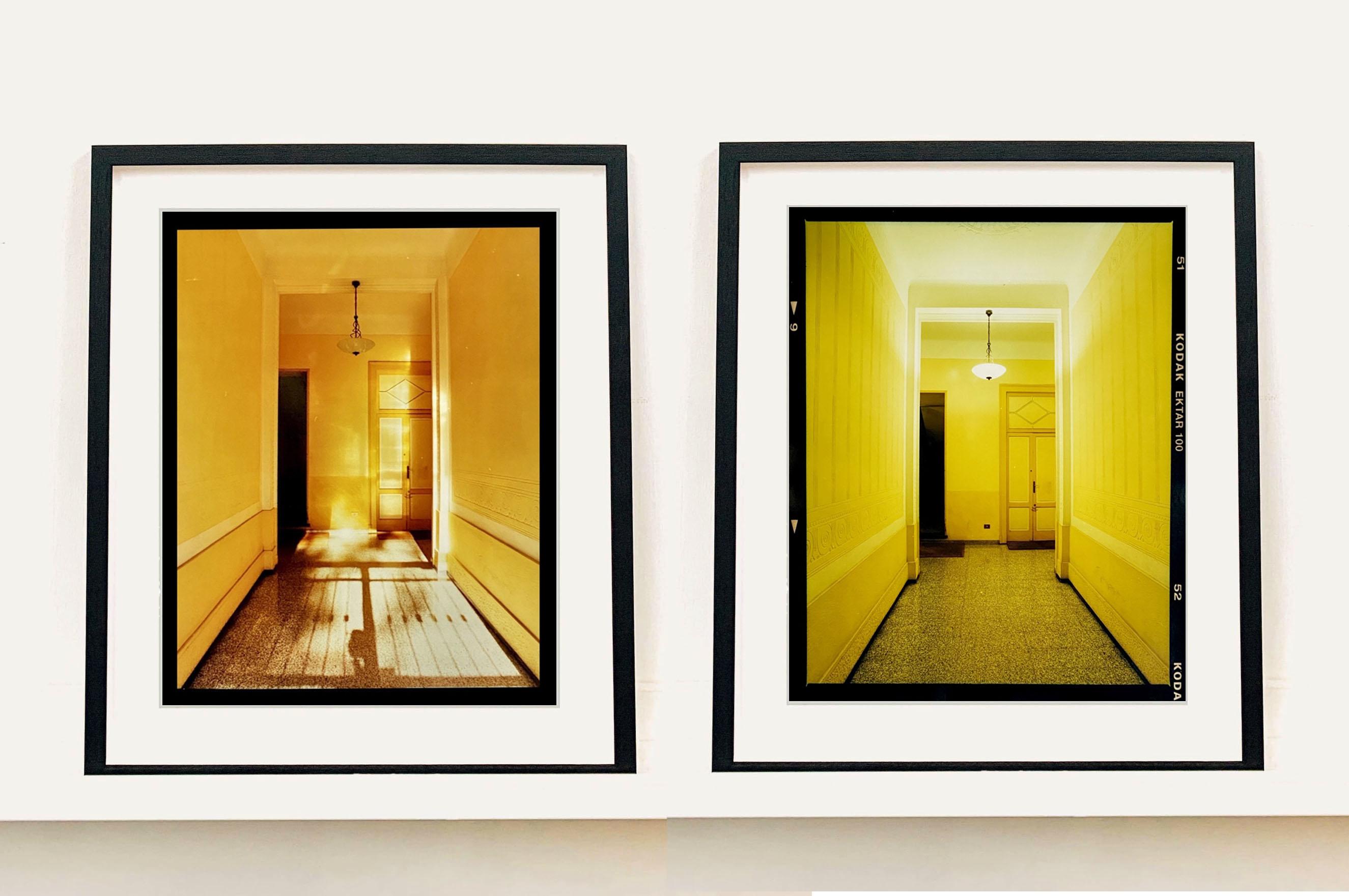 Corridor jaune jour et nuit, Milan - Architecture d'intérieur - Photographie couleur en vente 4