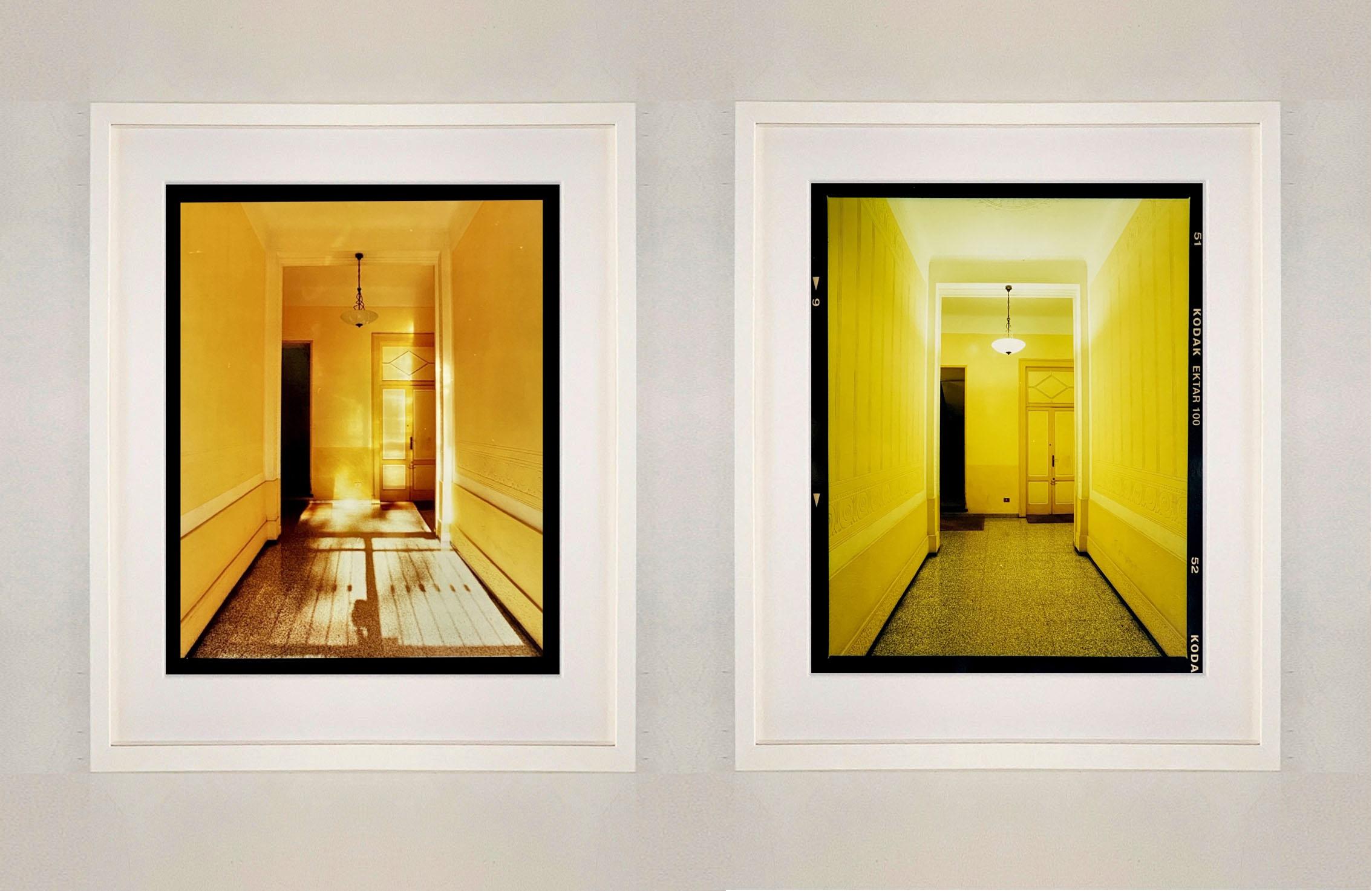 Corridor jaune jour et nuit, Milan - Architecture d'intérieur - Photographie couleur - Print de Richard Heeps