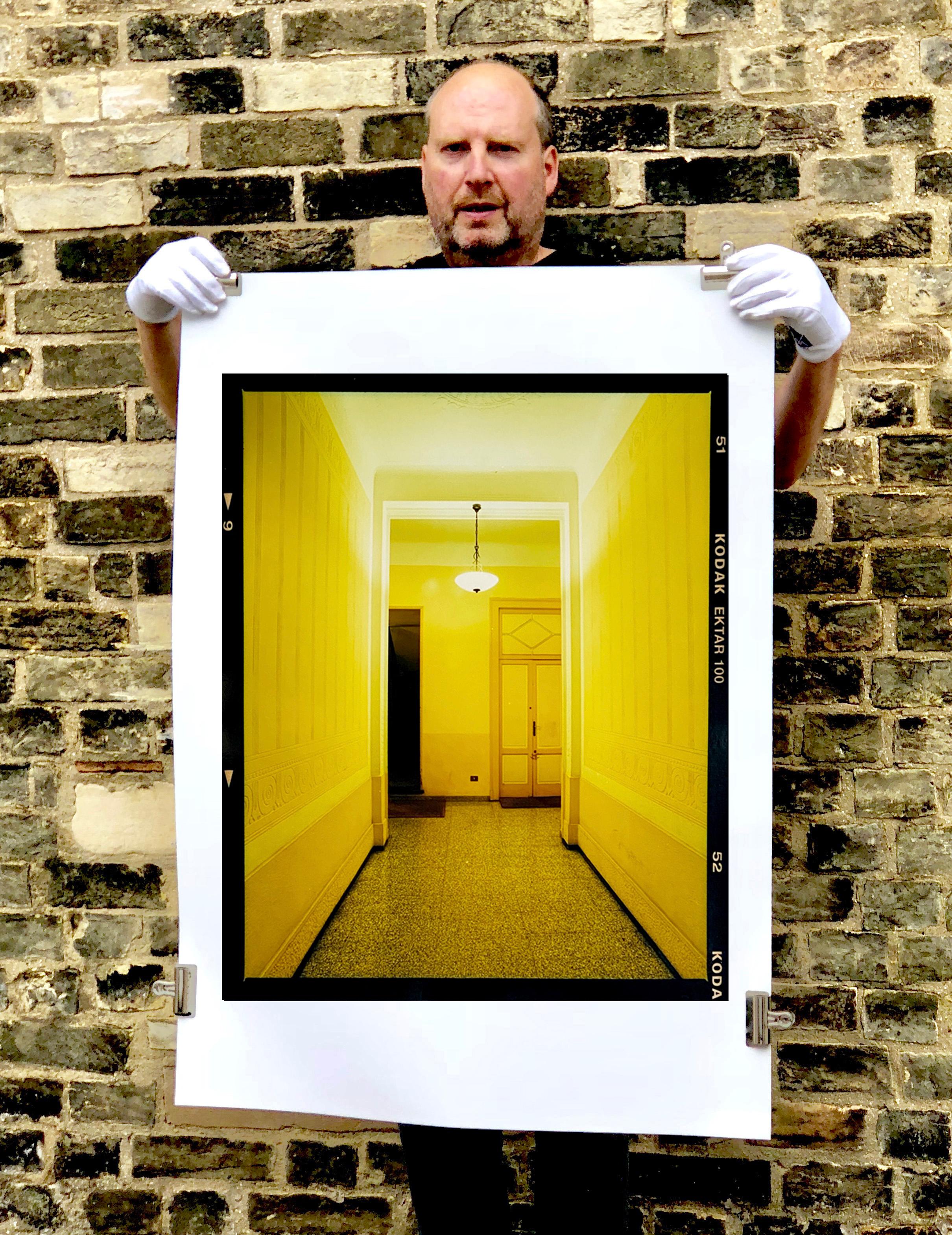 Gelbgelber Corridor (Tag), Mailand - Architektur Inneneinrichtung Farbfotografie – Photograph von Richard Heeps