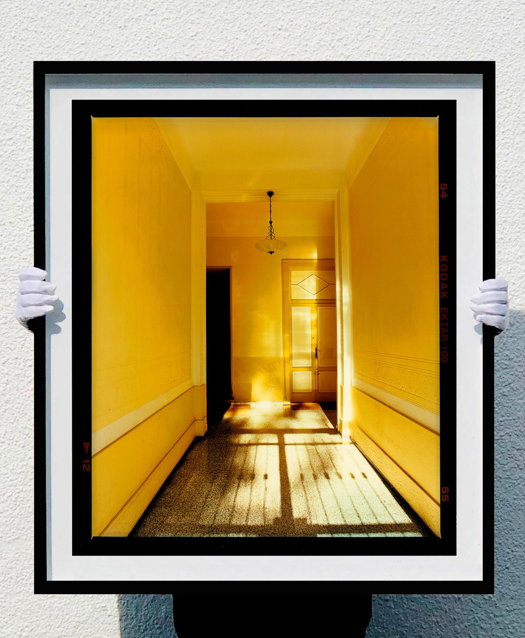 Gelber Corridor (Tag), Mailand – Farbfotografie für architektonische Innenräume (Zeitgenössisch), Photograph, von Richard Heeps