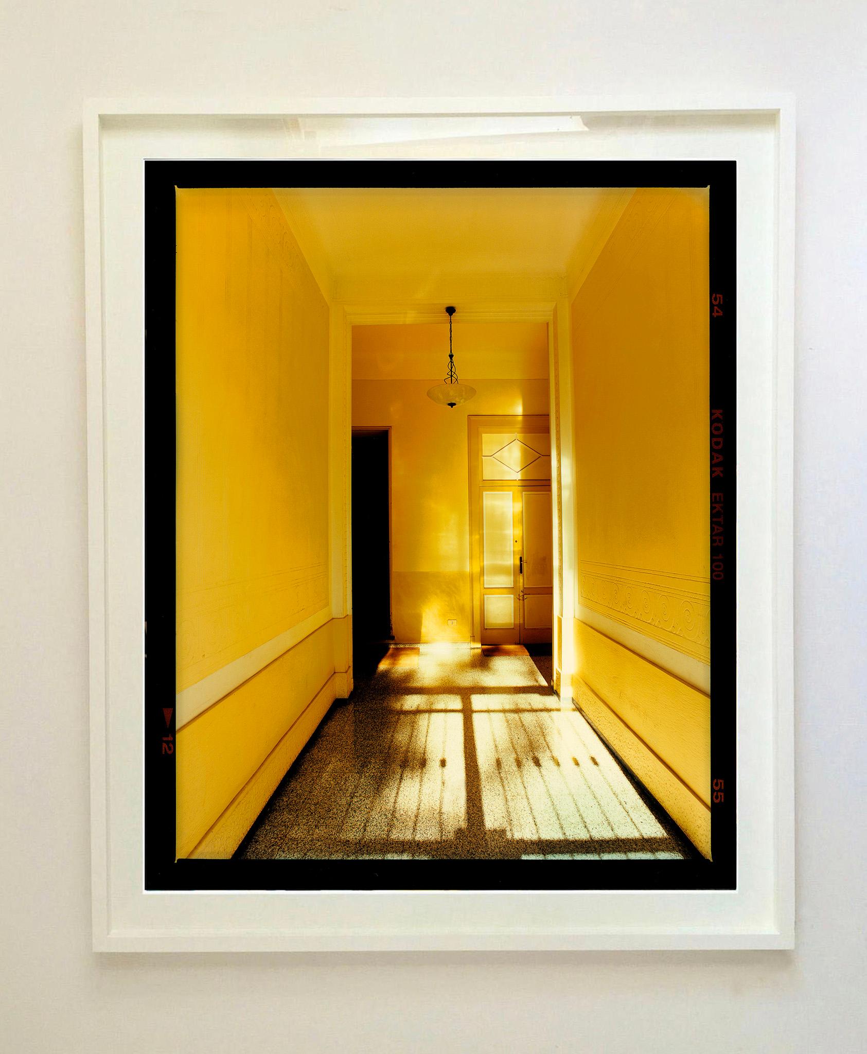Yellow Corridor (Day), aus Richard Heeps Serie A Short History of Milan, die als Sonderprojekt für die Affordable Art Fair Milan 2018 entstand. Es wurde gut aufgenommen, und das Kunstwerk ist bei Kunstkäufern auf der ganzen Welt beliebt geworden.