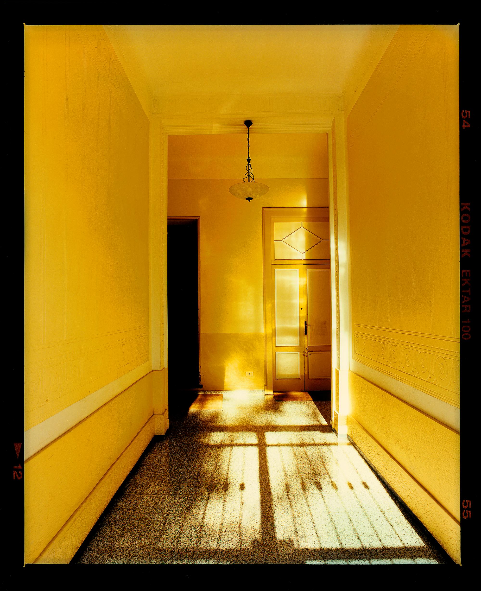 Richard Heeps Color Photograph – Gelber Corridor (Tag), Mailand – Farbfotografie für architektonische Innenräume