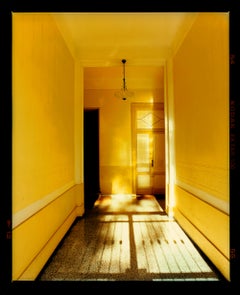 Gelber Corridor (Tag), Mailand – Farbfotografie für architektonische Innenräume