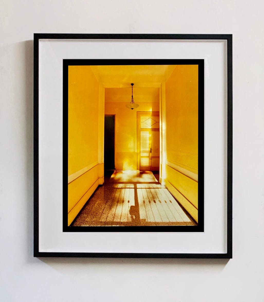 Gelbgelbe Corridor-Nacht, Mailand - Architekturfotografie in Farbe im Angebot 2