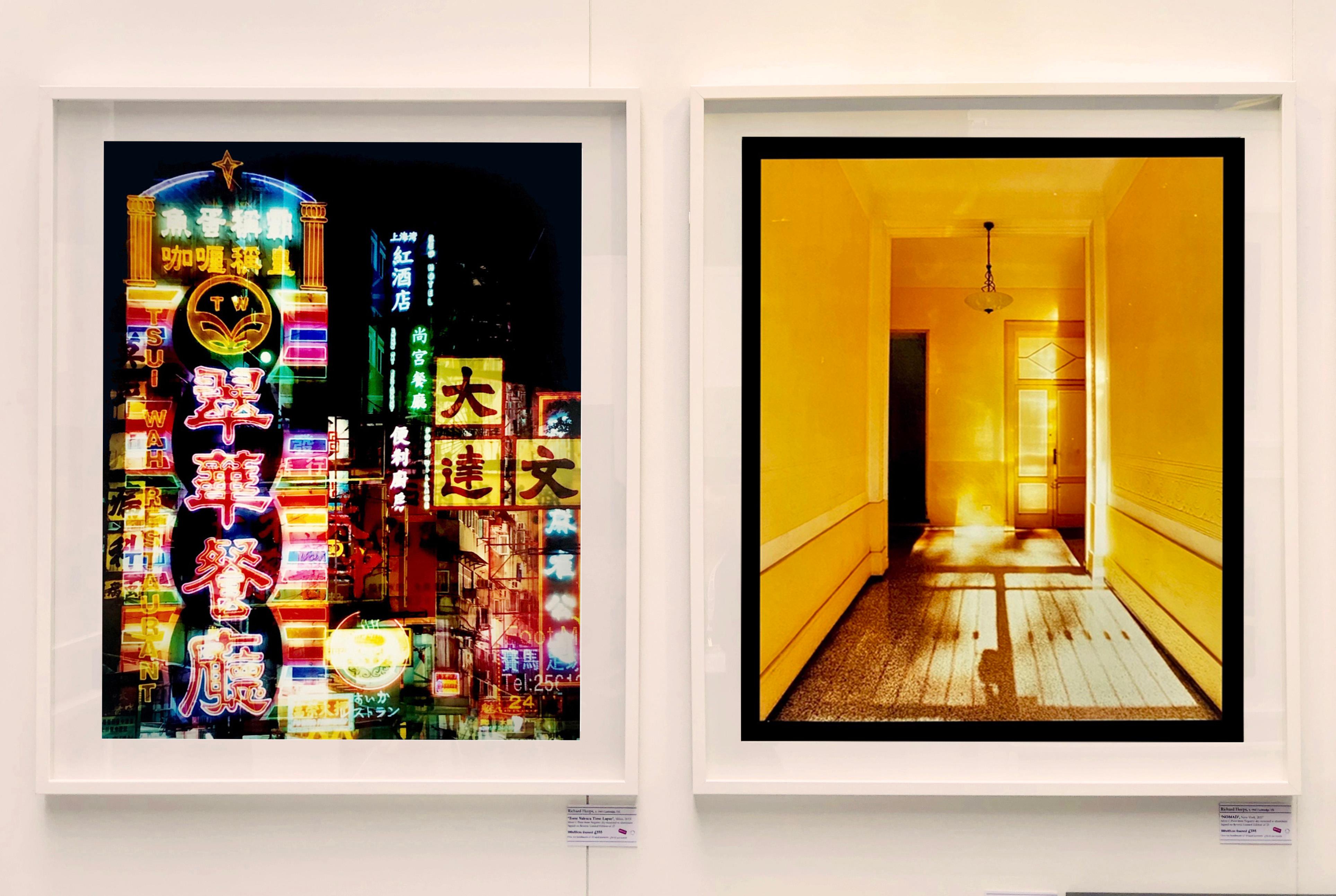 Gelbgelbe Corridor-Nacht, Mailand - Architekturfotografie in Farbe im Angebot 4