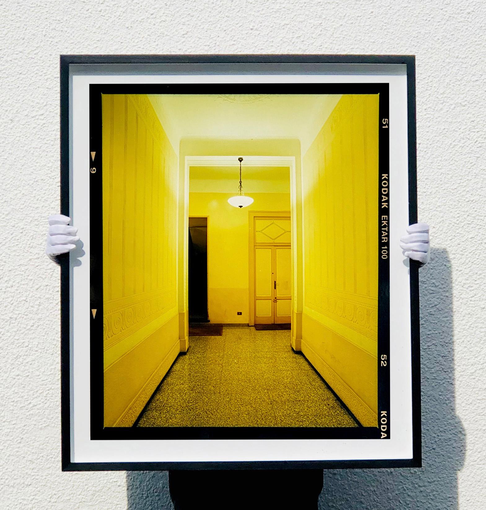 Gelbgelber Corridor (Nacht), Mailand - Italienische architektonische Farbfotografie im Angebot 1