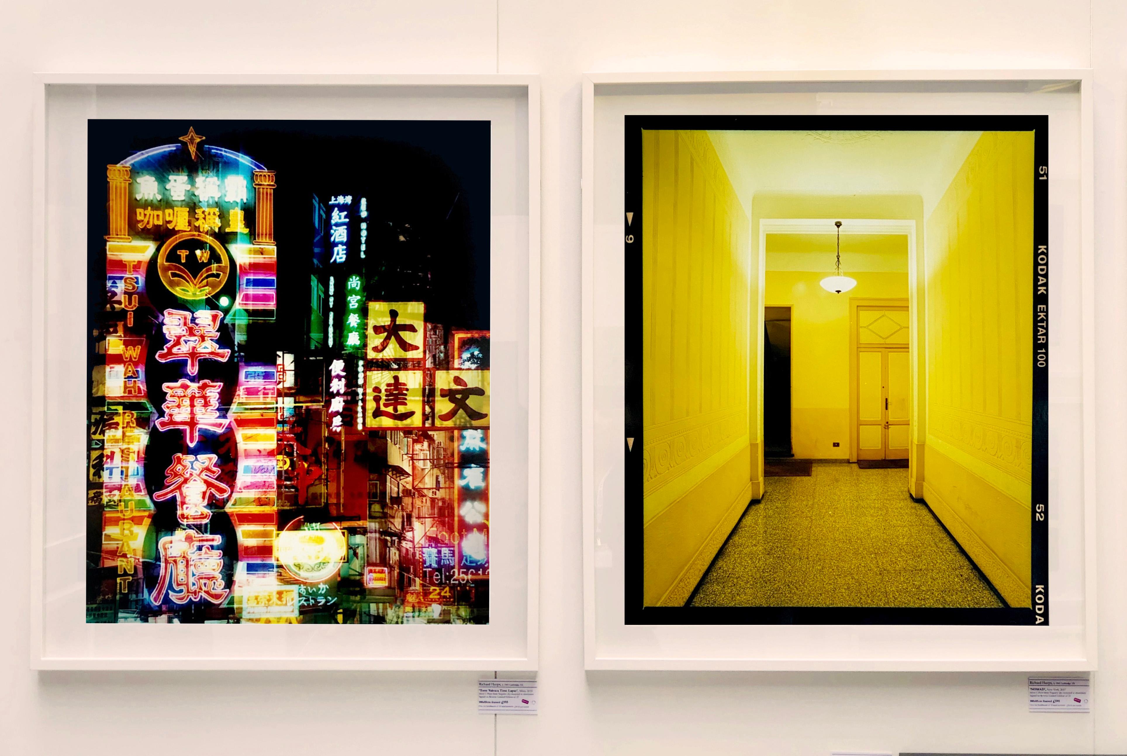 Gelbgelber Corridor (Nacht), Mailand - Italienische architektonische Farbfotografie im Angebot 2