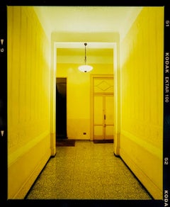 Gelber Corridor (Nacht), Mailand – italienische architektonische Farbfotografie